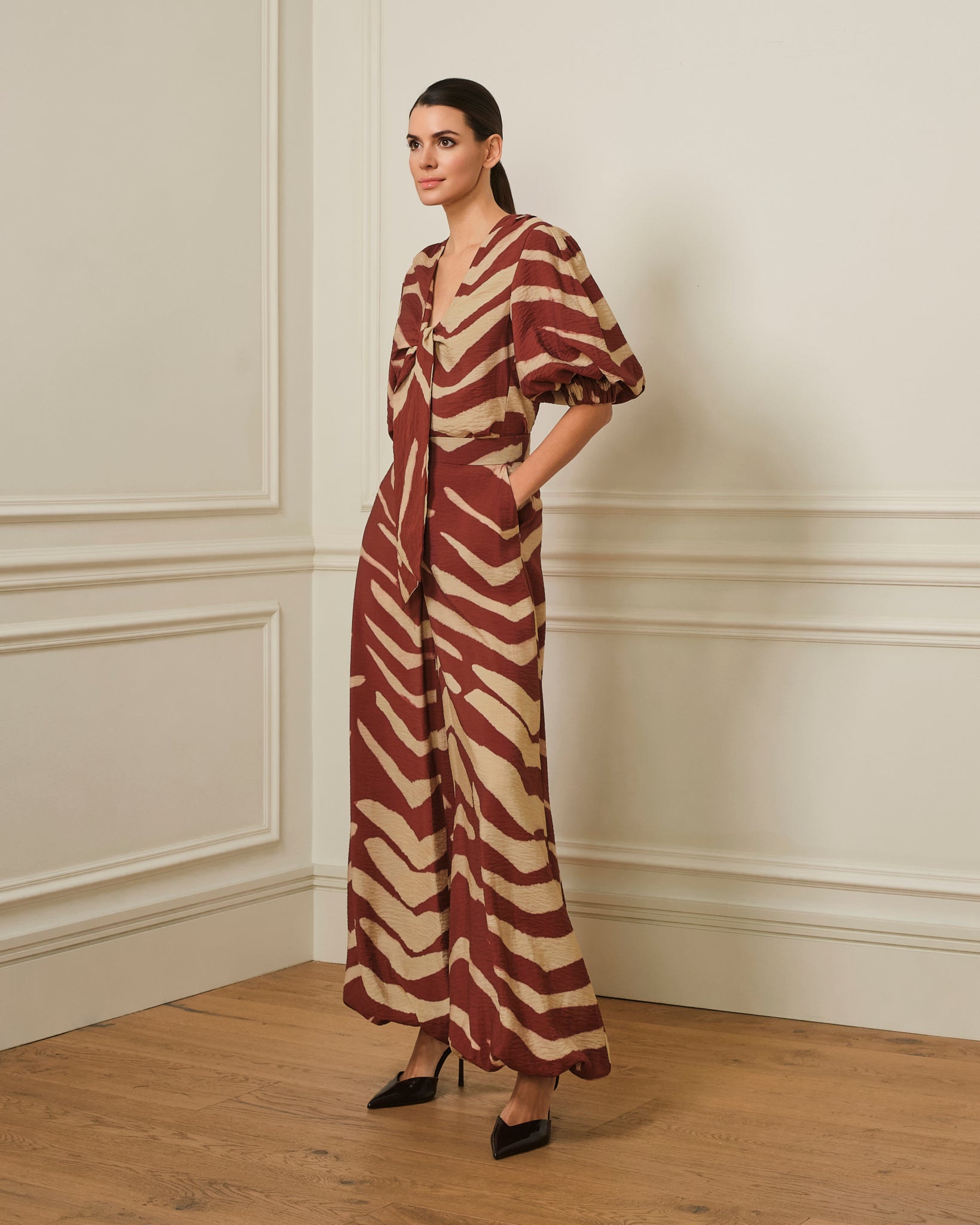 BLUSA ESCOTE PICO Y LAZADA CON ESTAMPADO BURDEOS