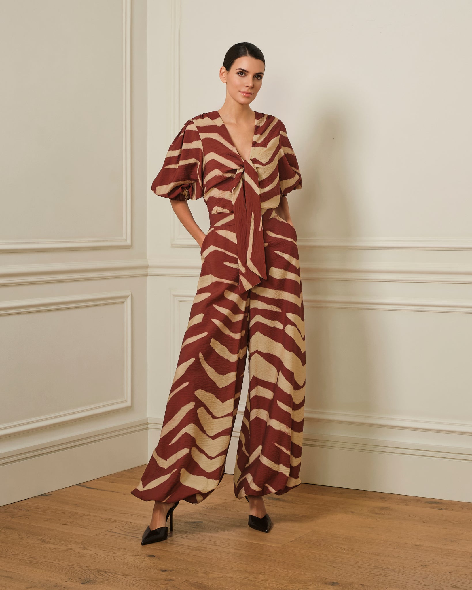 BLUSA ESCOTE PICO Y LAZADA CON ESTAMPADO BURDEOS