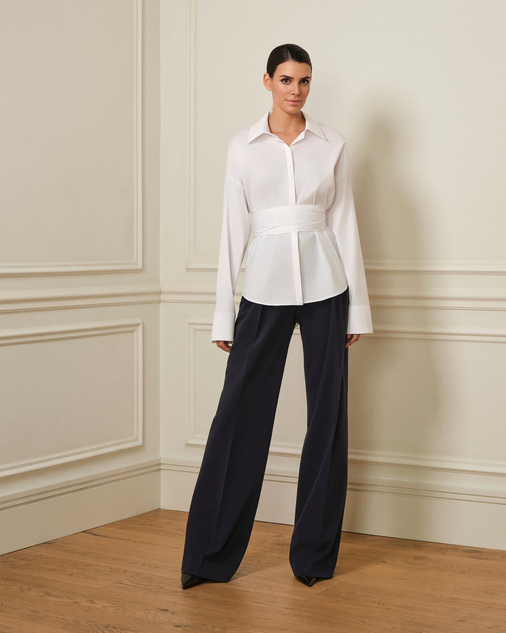 CAMISA CON CINTURÓN BLANCO