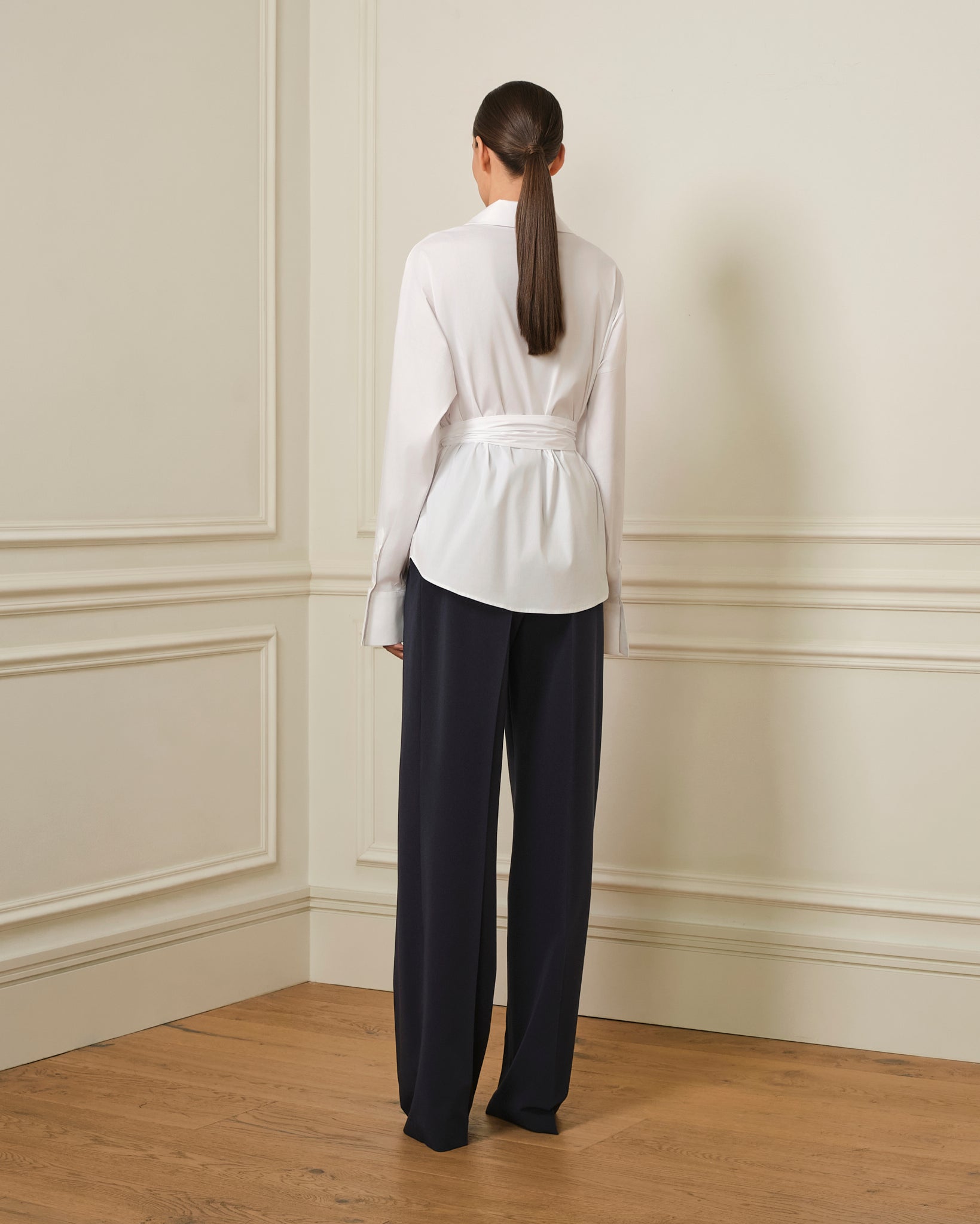 CAMISA CON CINTURÓN BLANCO