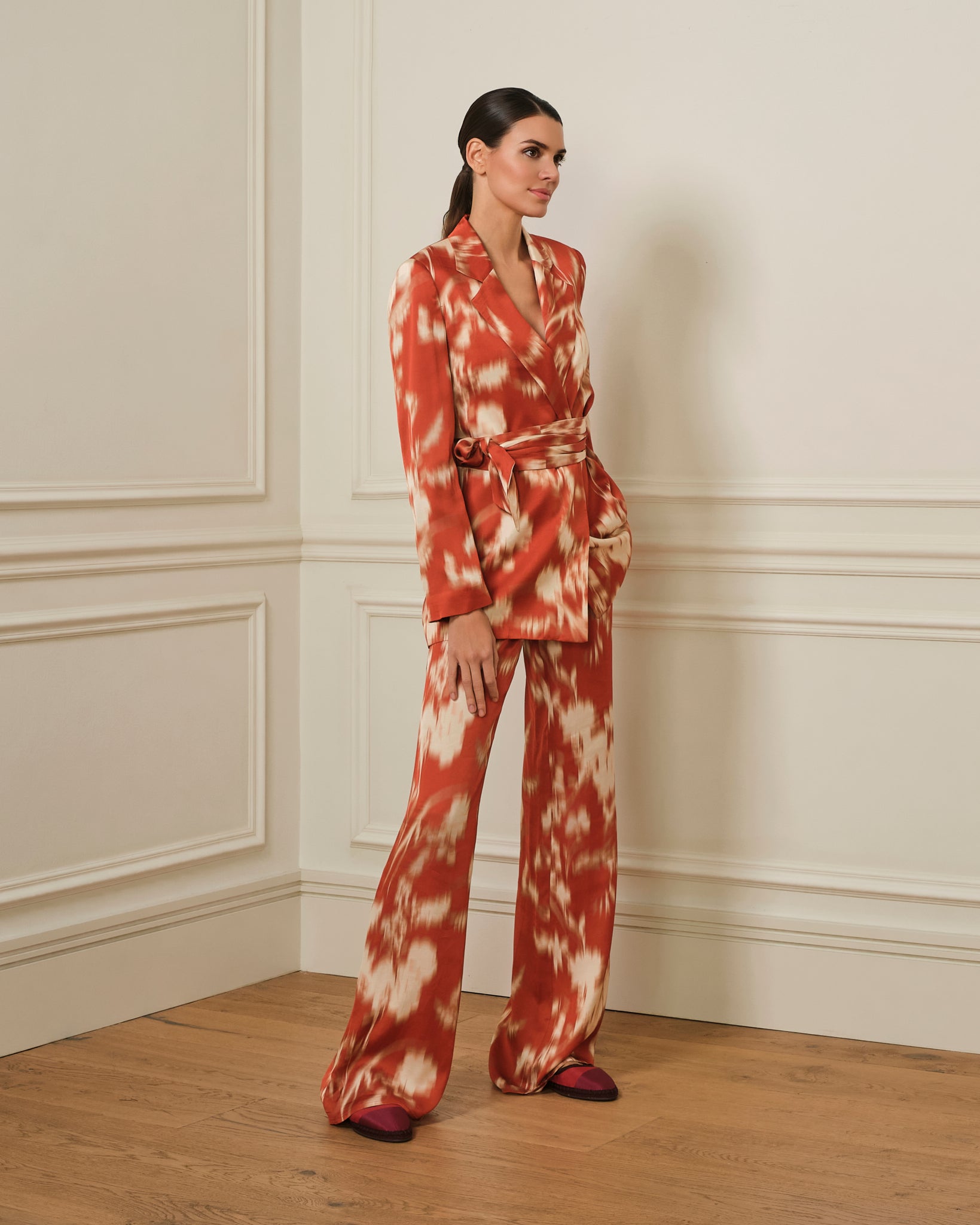 BLAZER SATINADO ESTAMPADO ROJO CON CINTURON DE LAZO