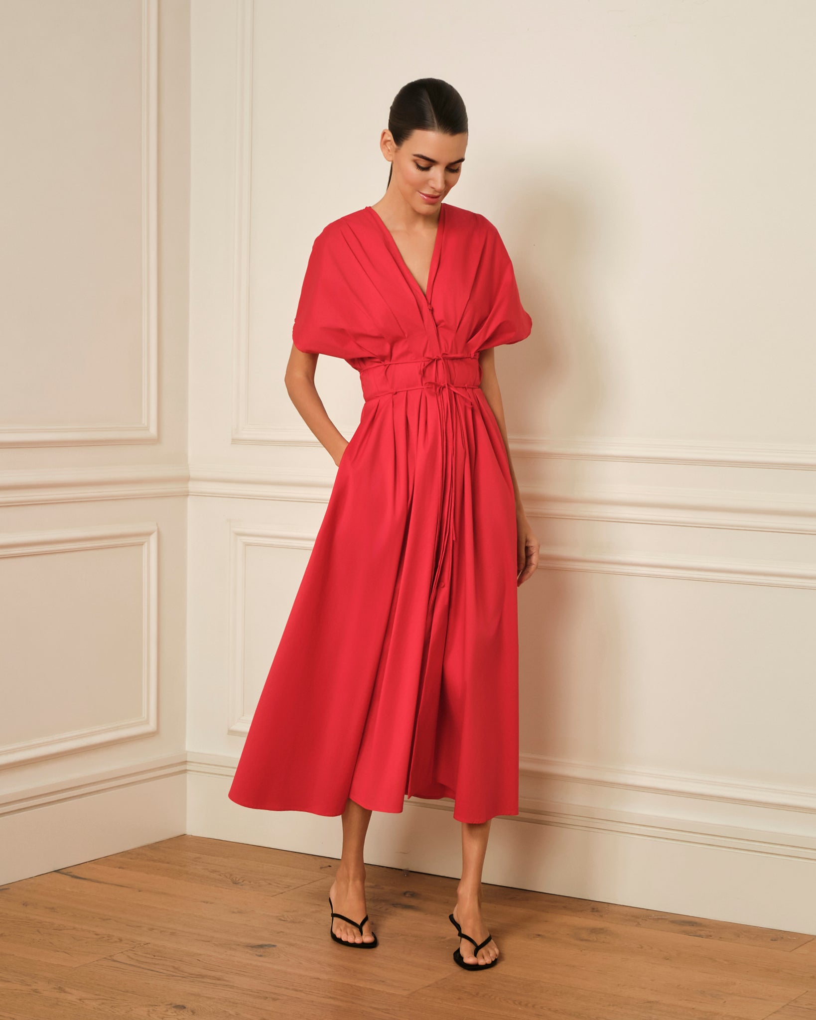 VESTIDO MIDI ESCOTE PICO ROJO