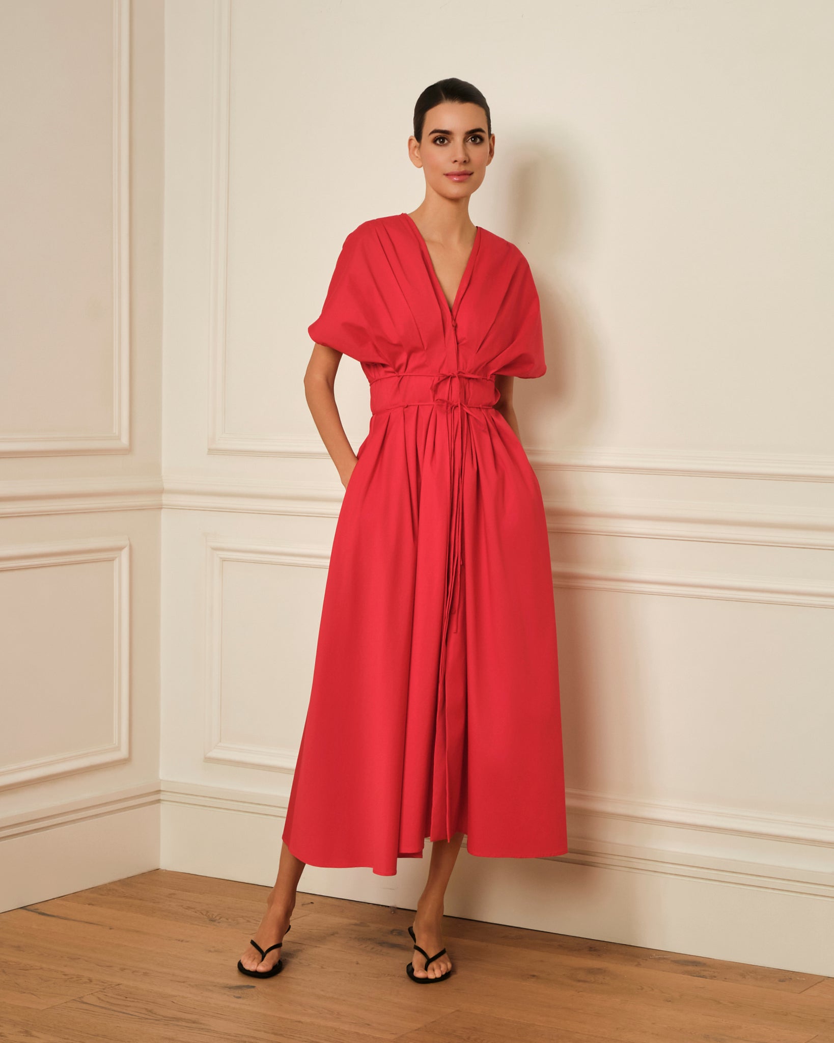 VESTIDO MIDI ESCOTE PICO ROJO