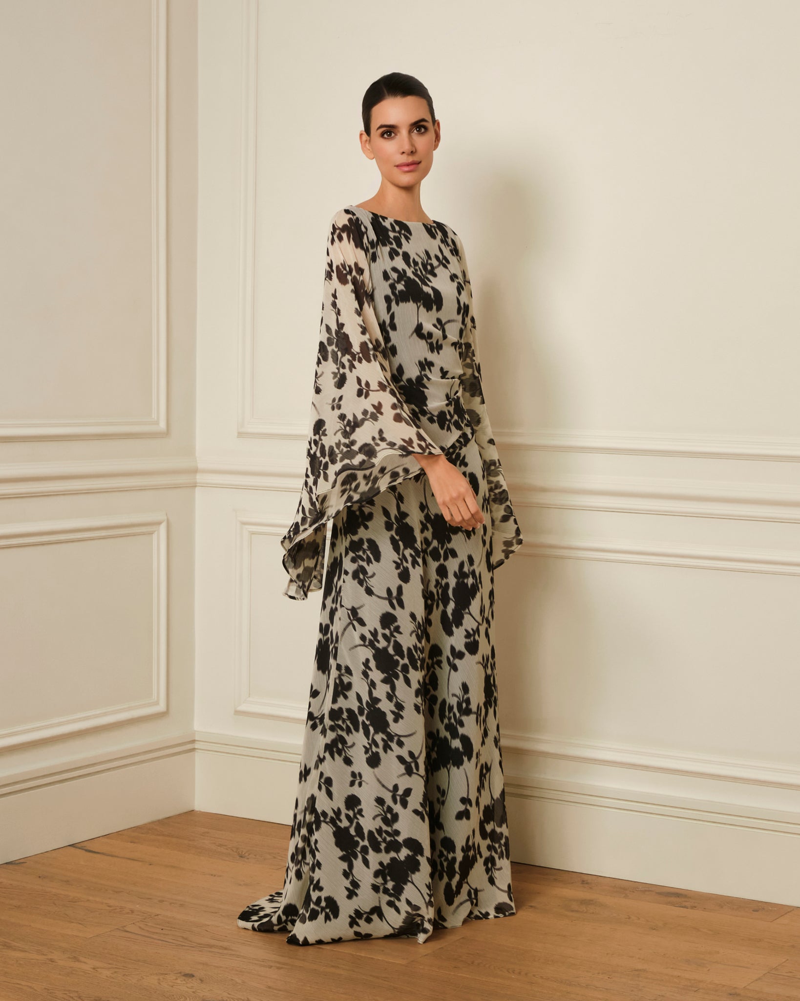 VESTIDO LARGO CON MANGAS AMPLIAS ESTAMPADO NEGRO