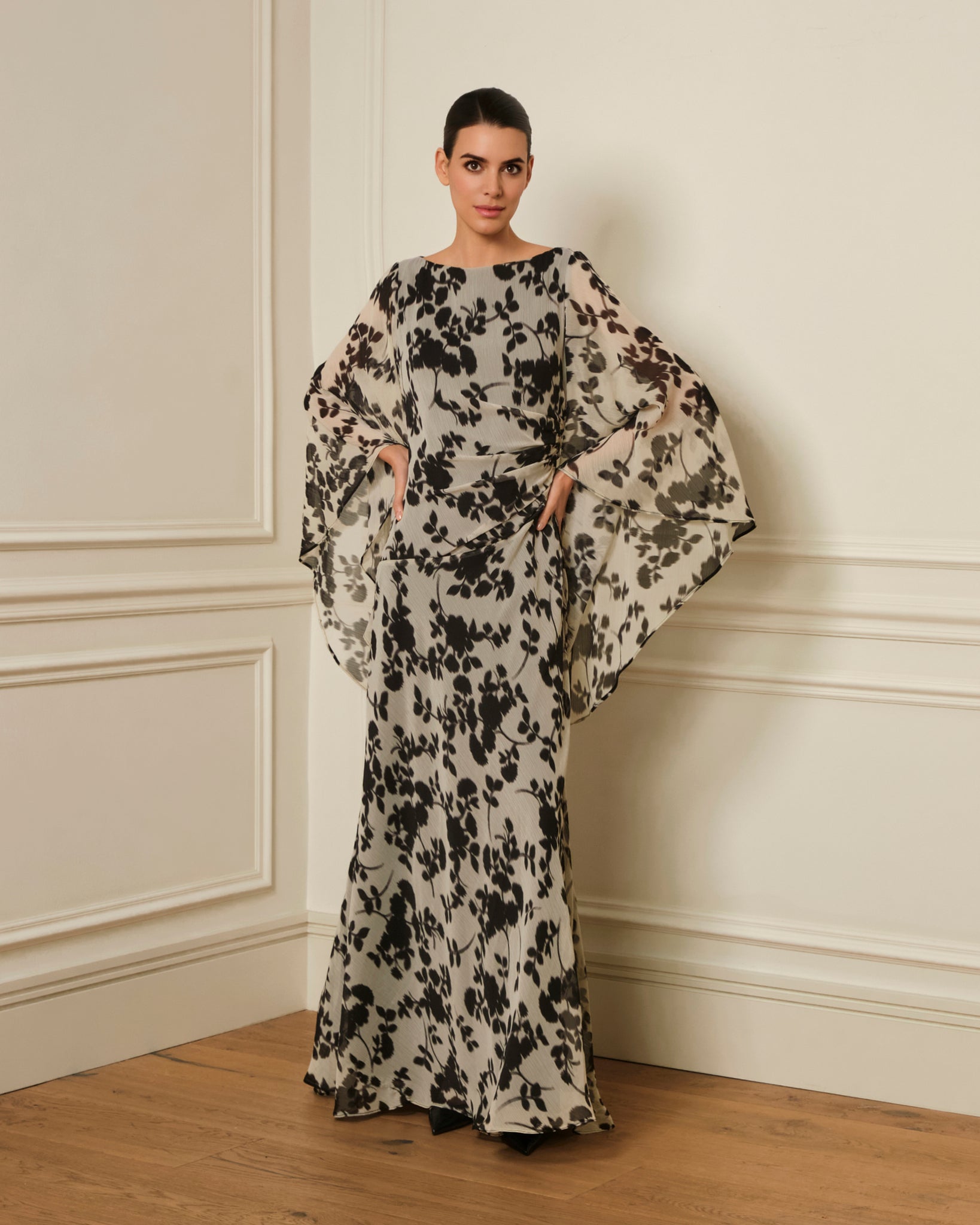 VESTIDO LARGO CON MANGAS AMPLIAS ESTAMPADO NEGRO