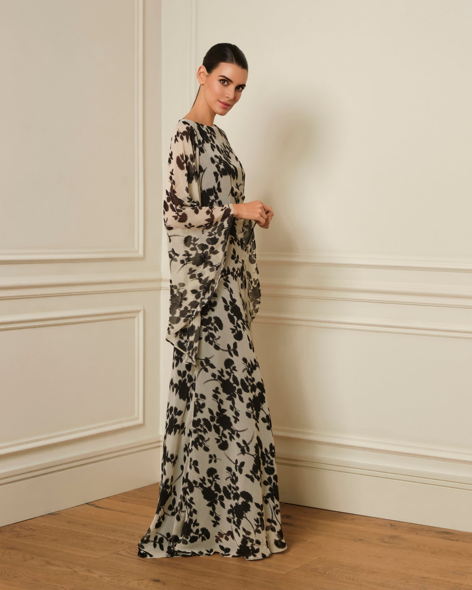 VESTIDO LARGO CON MANGAS AMPLIAS ESTAMPADO NEGRO