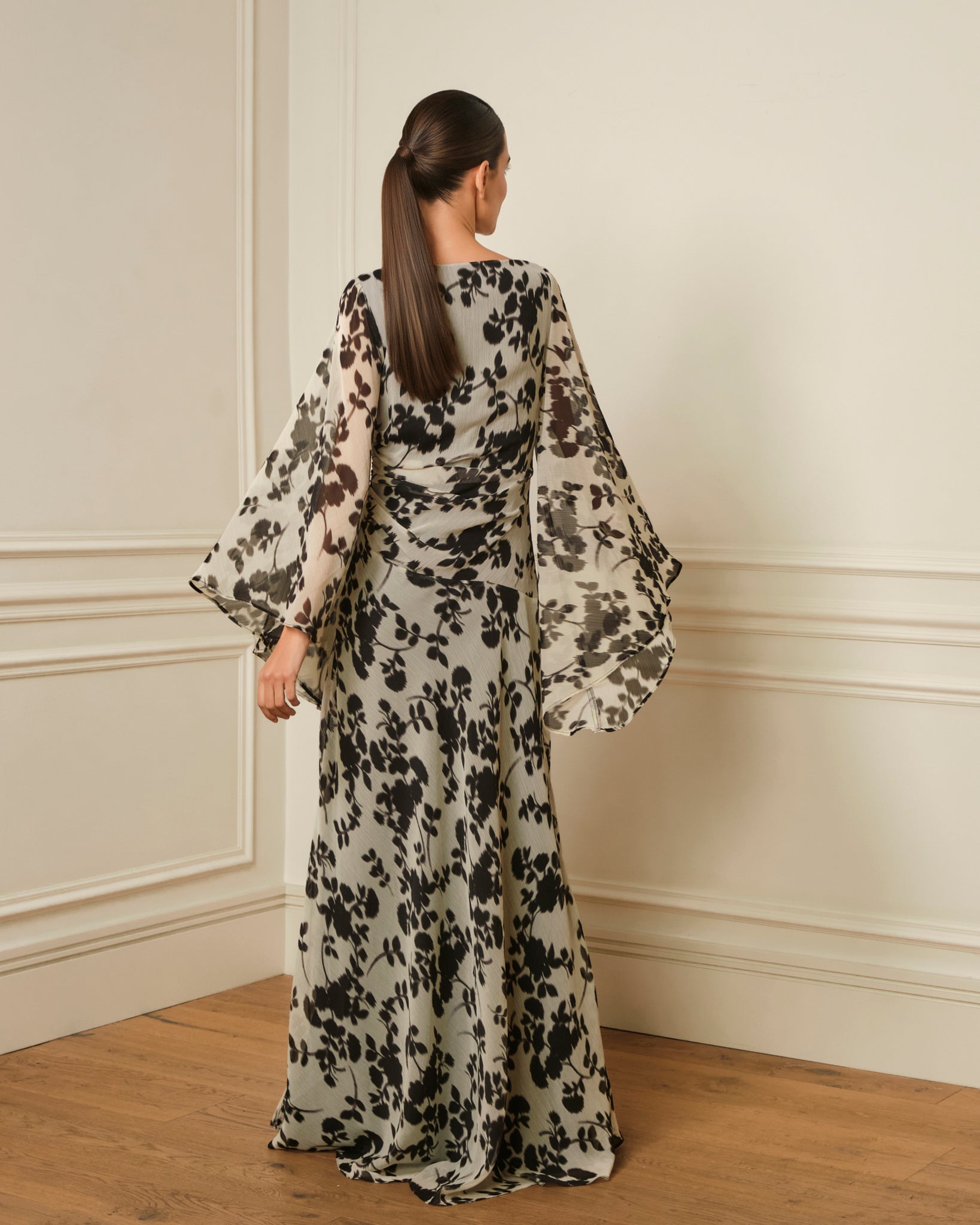 VESTIDO LARGO CON MANGAS AMPLIAS ESTAMPADO NEGRO