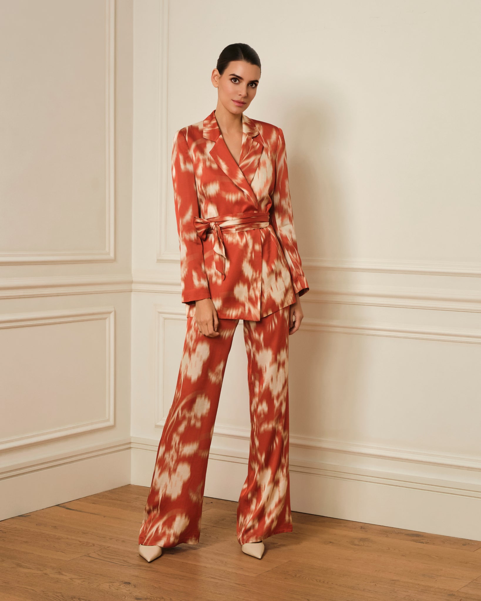 BLAZER SATINADO ESTAMPADO ROJO CON CINTURON DE LAZO