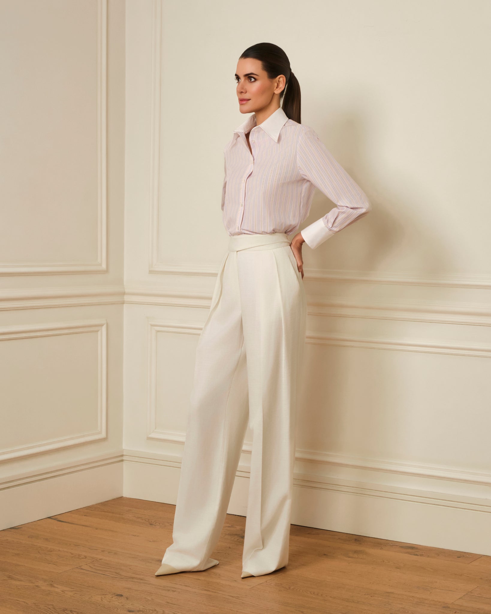 CAMISA CON PUÑO BLANCO Y ESTAMPADO DE RAYAS AZUL