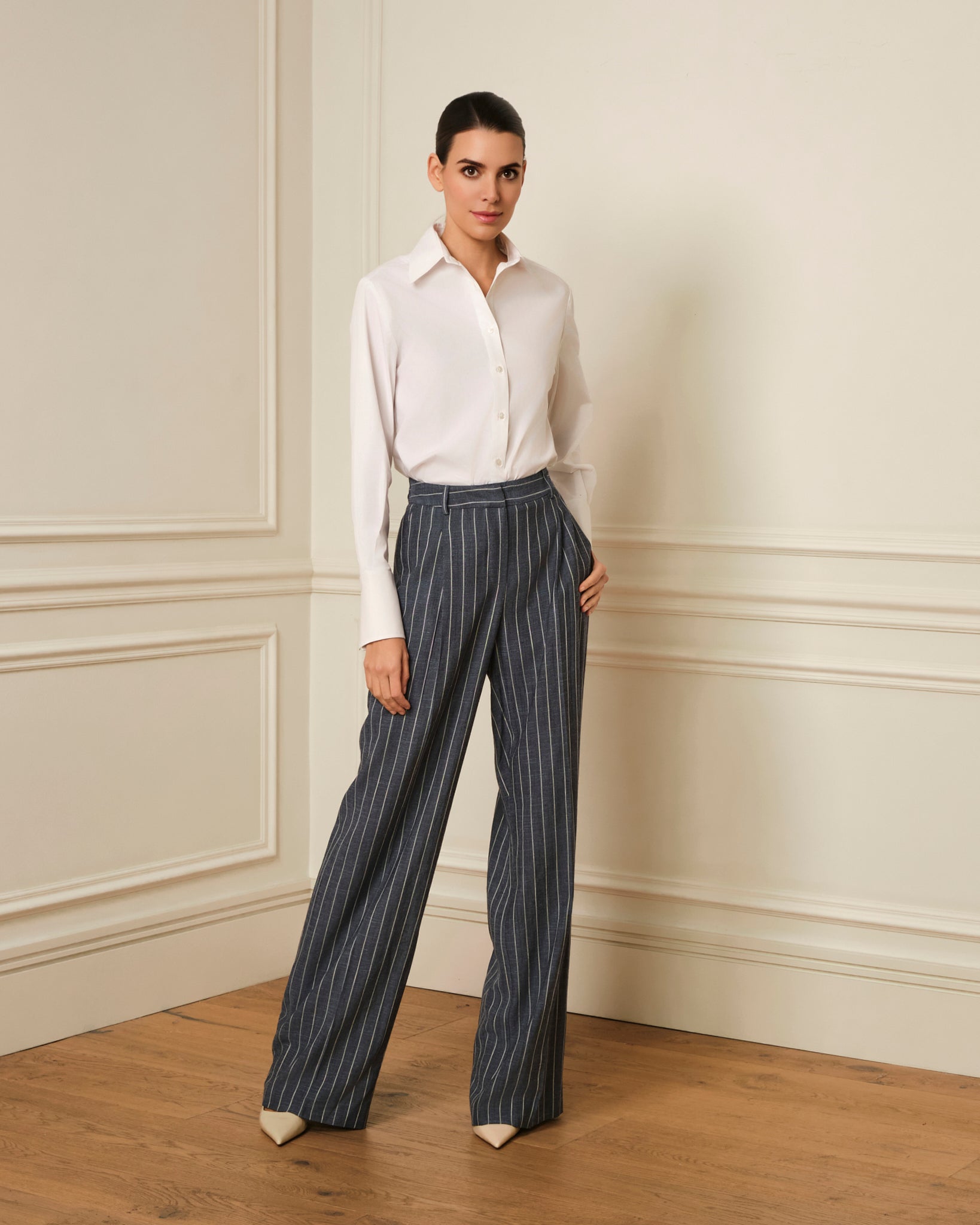 PANTALÓN DE PINZAS CON ESTAMPADO DE RAYAS