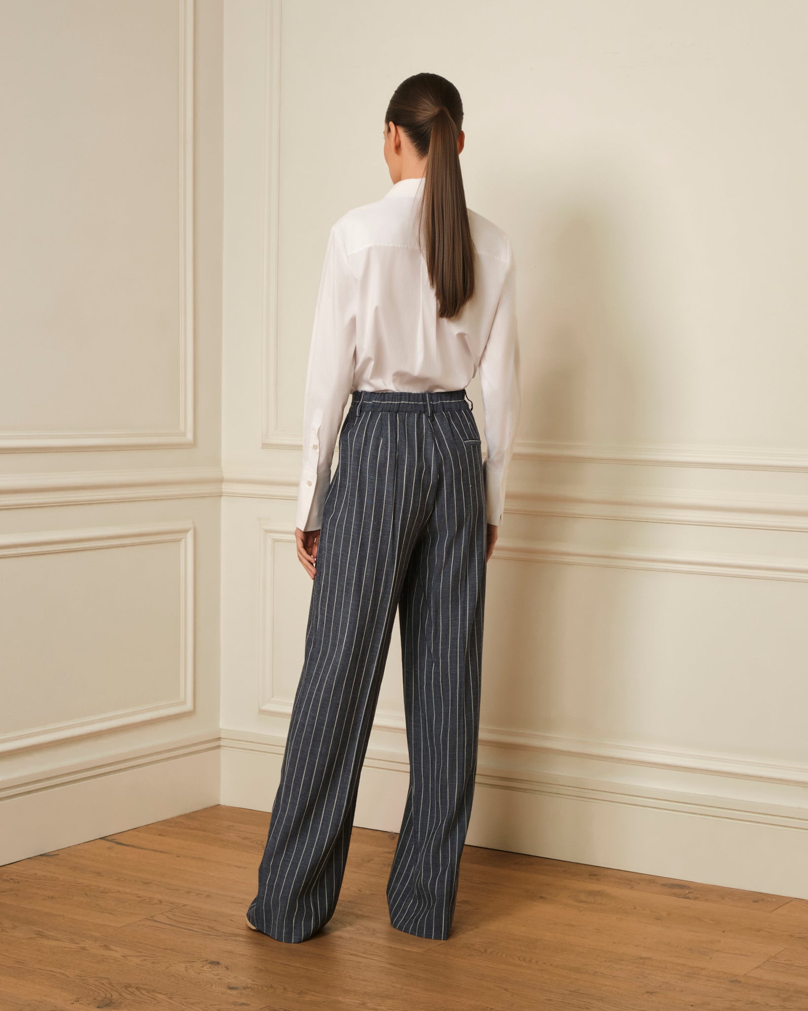 PANTALÓN DE PINZAS CON ESTAMPADO DE RAYAS