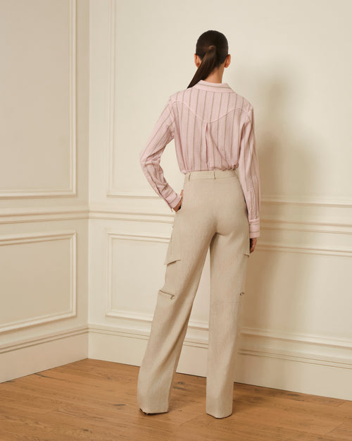 CAMISA CON DETALLE DE VIVO Y ESTAMPADO DE RAYAS ROSA