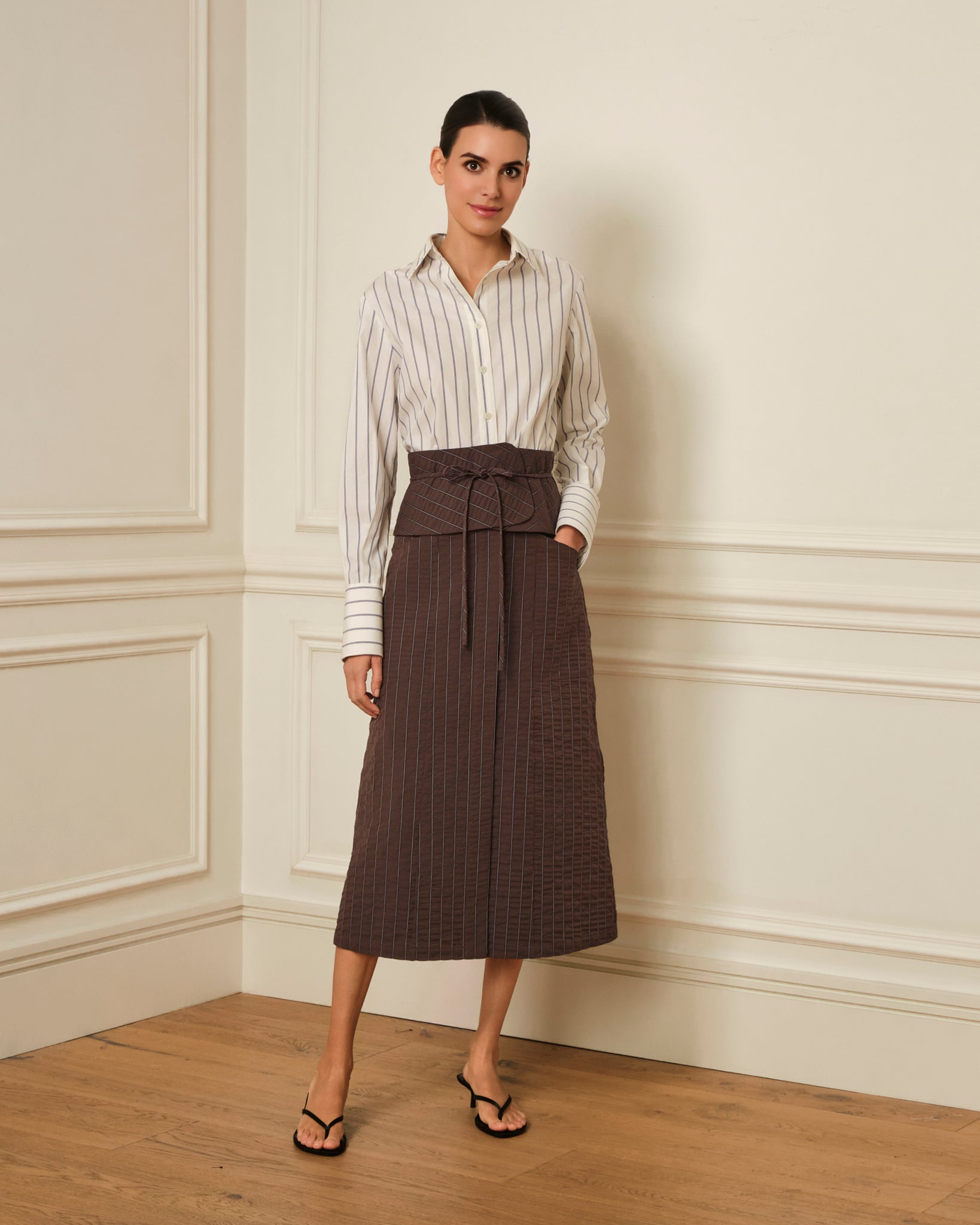 FALDA MIDI CON CINTURILLA ANCHA MARRÓN