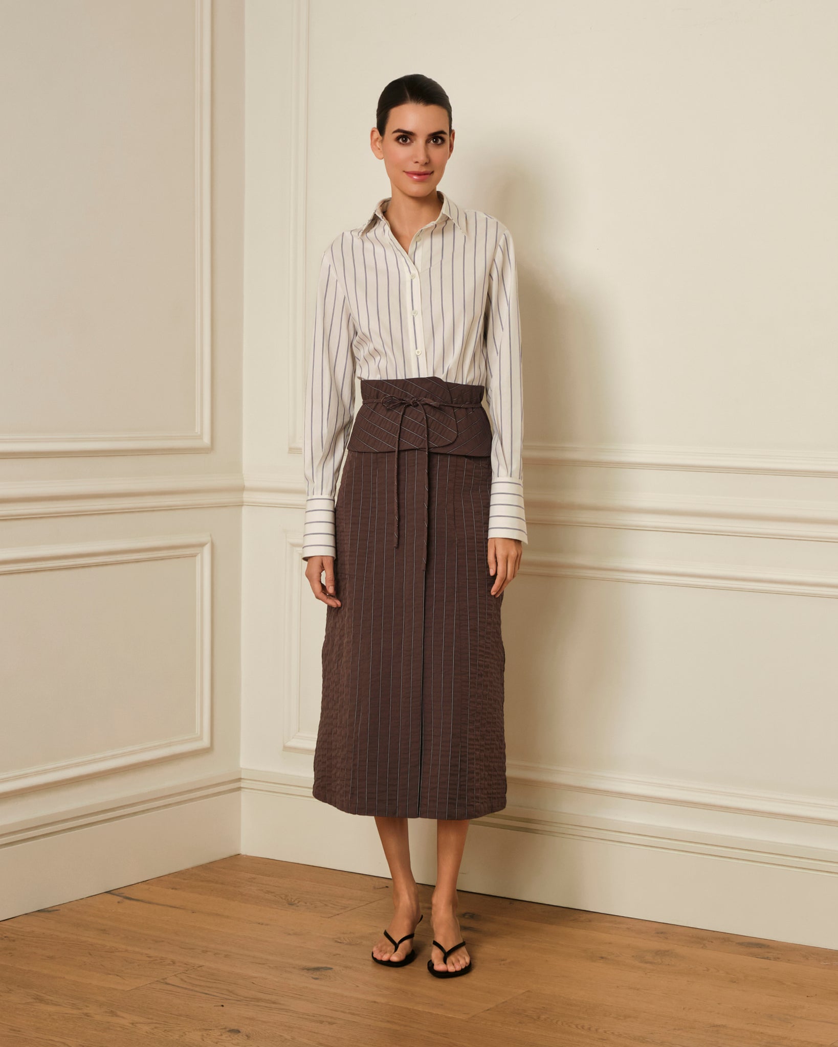 FALDA MIDI CON CINTURILLA ANCHA MARRÓN