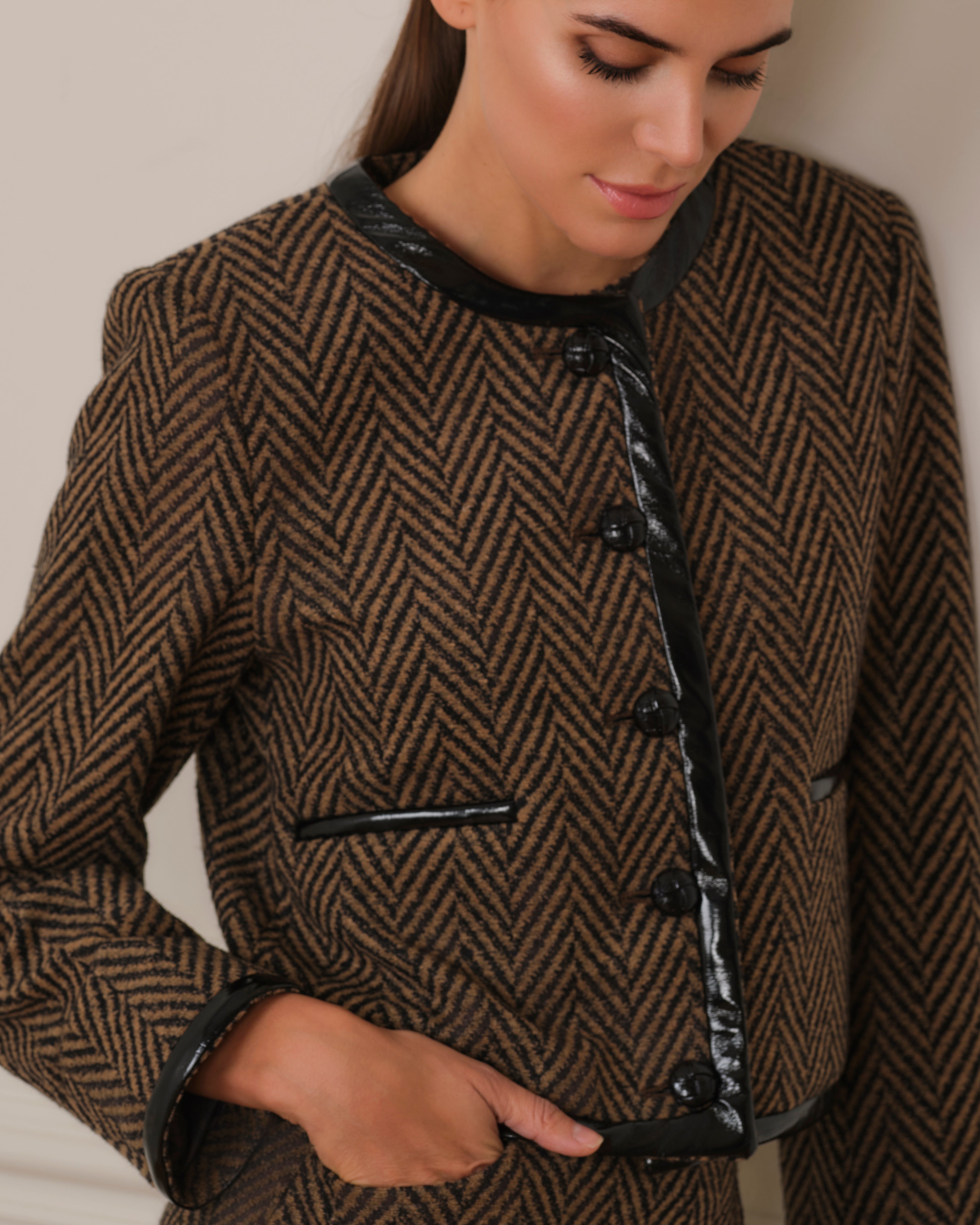 CHAQUETA CORTA MARRÓN