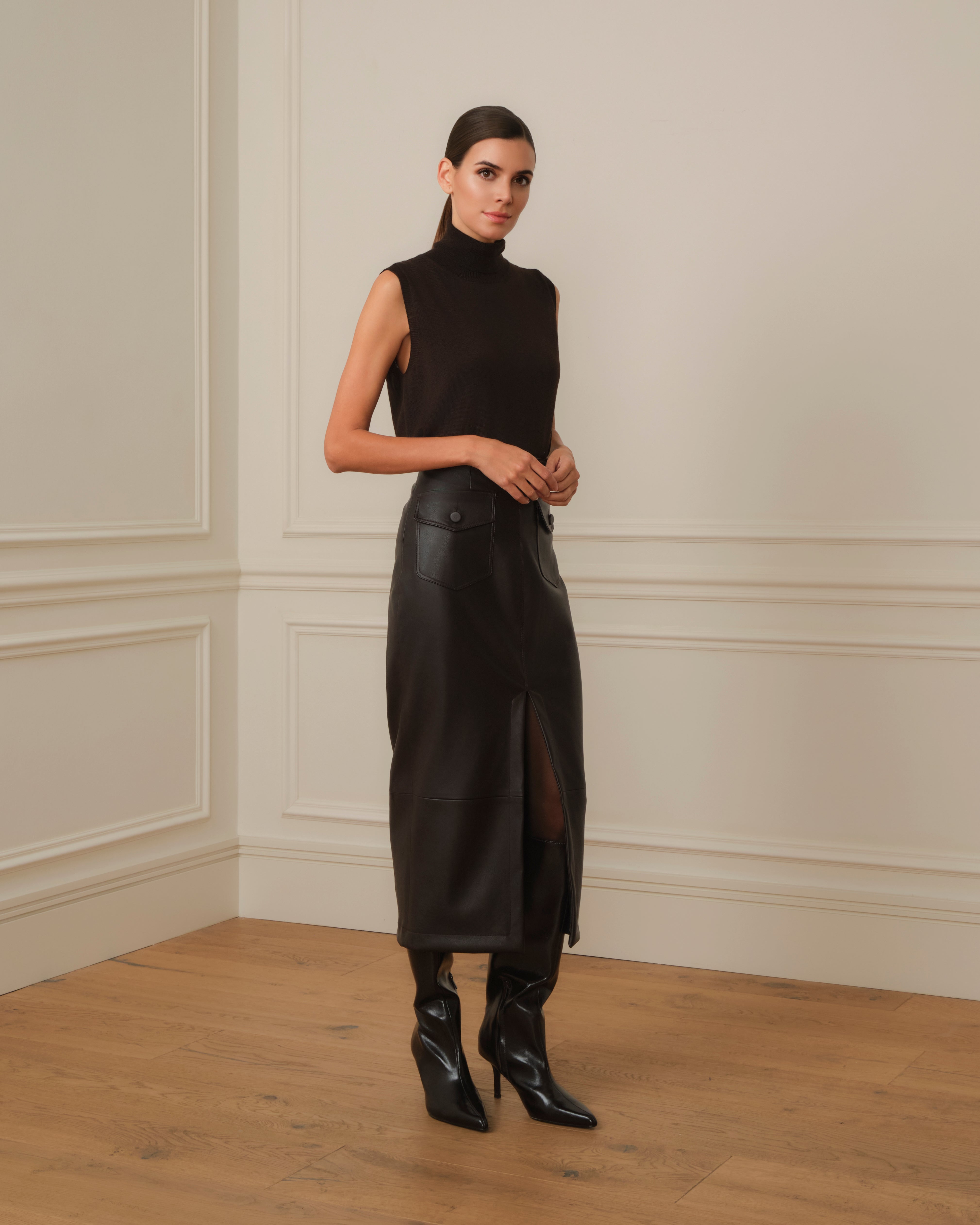 JERSEY SIN MANGAS CUELLO ALTO MARRÓN