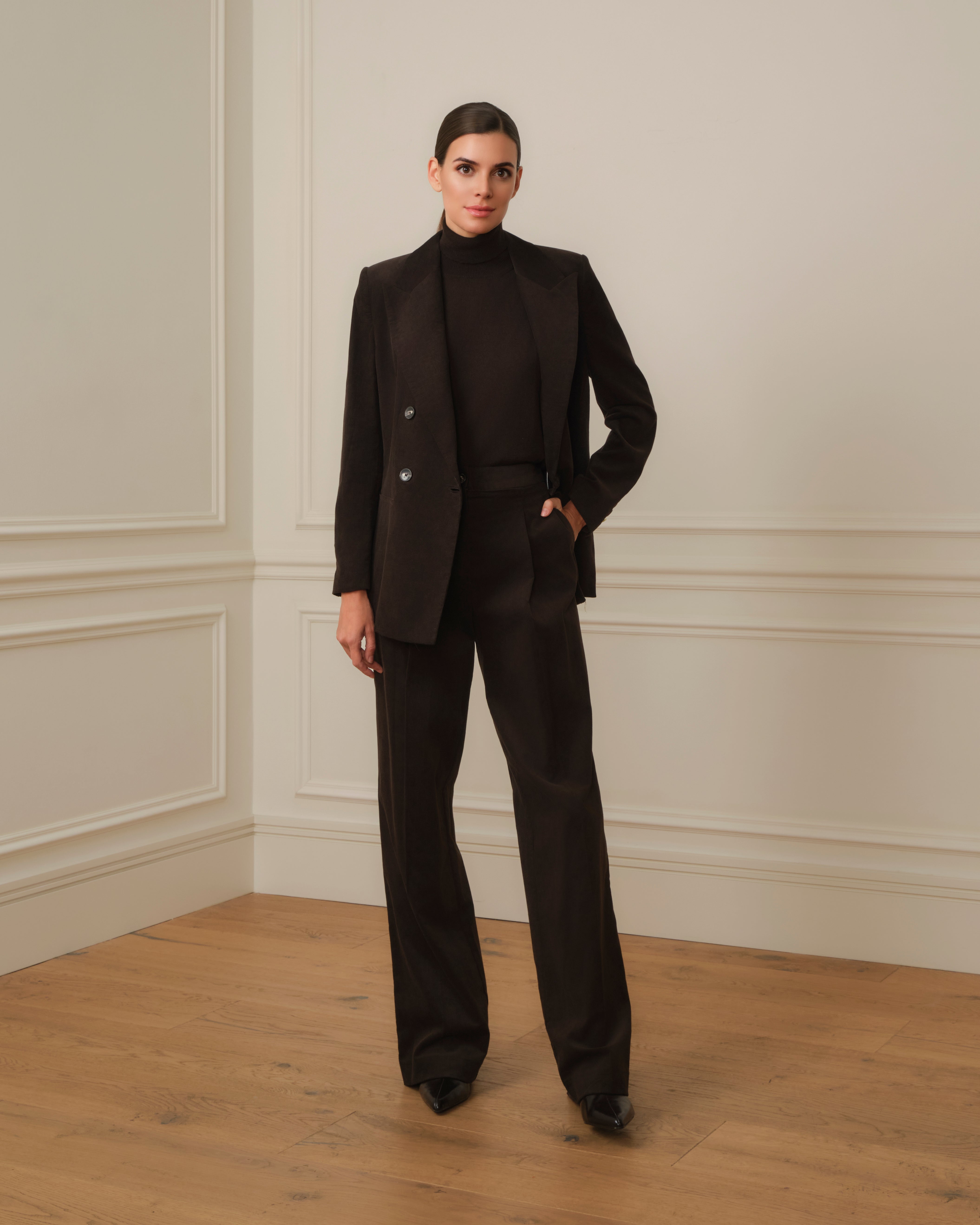 PANTALÓN DE PANA CON PINZAS MARRÓN