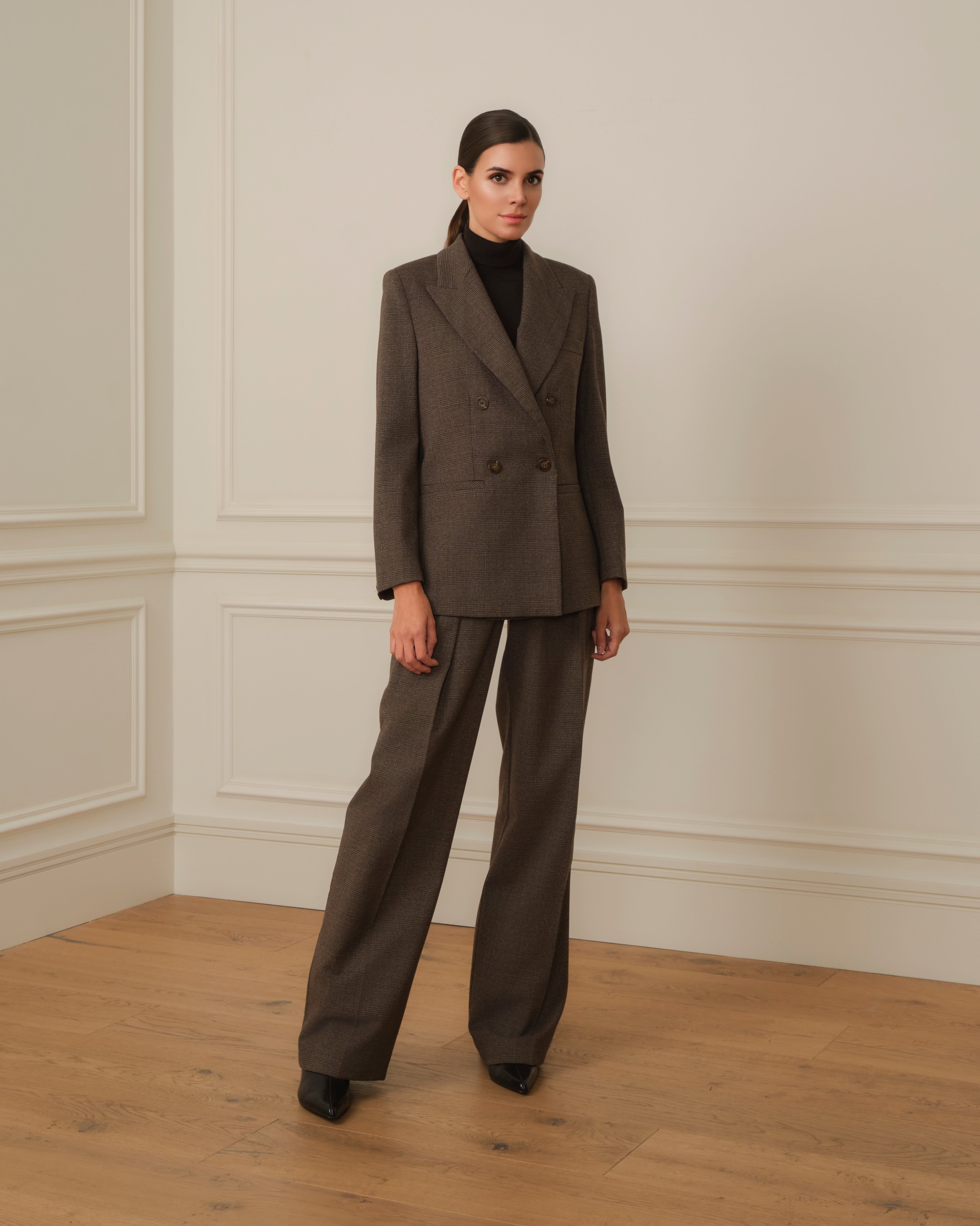 PANTALÓN CON PINZAS DE CUADROS MARRÓN