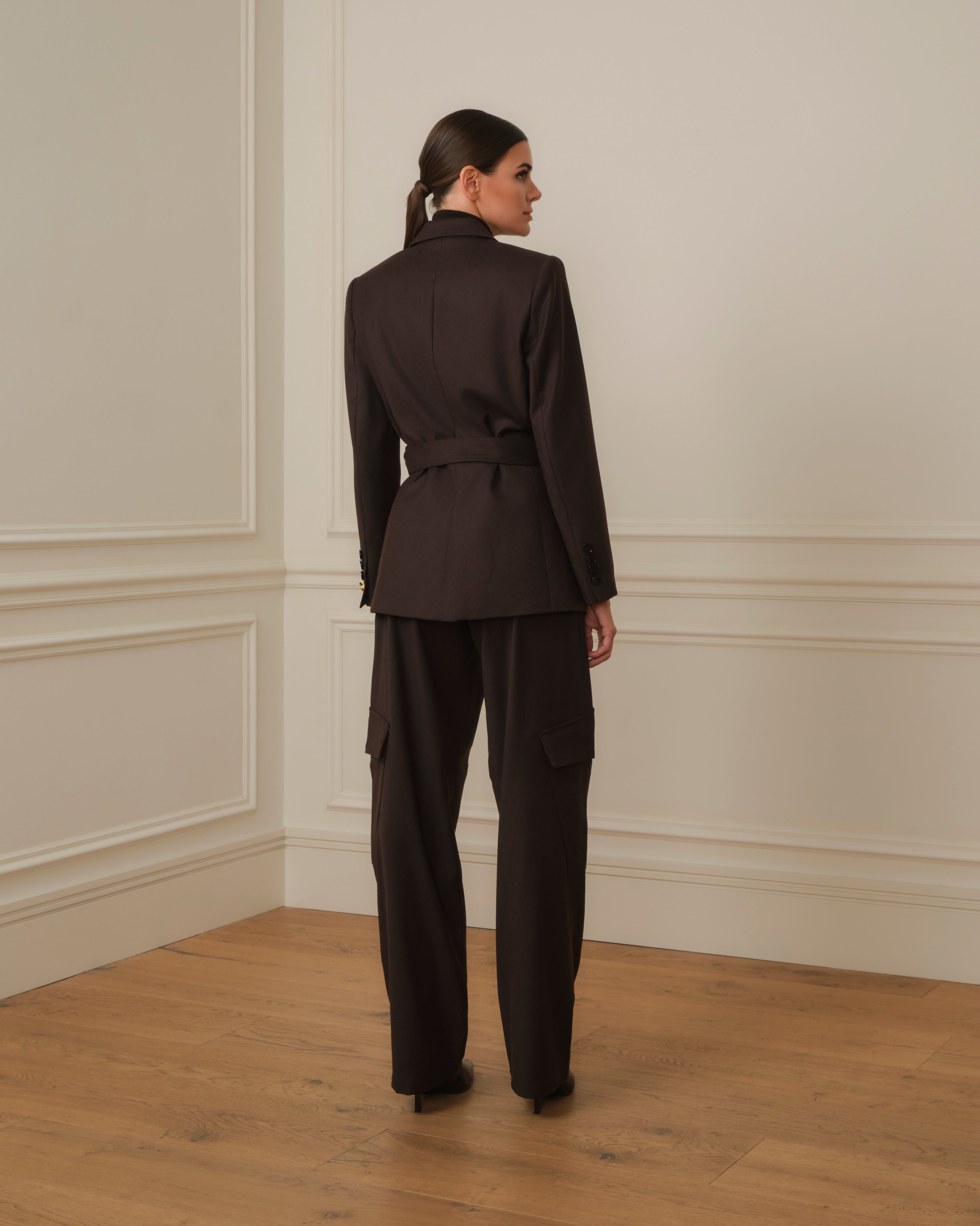 PRE-ORDER BLAZER DE LANA CON CINTURON Y BOLSILLOS CON TAPA MARRÓN