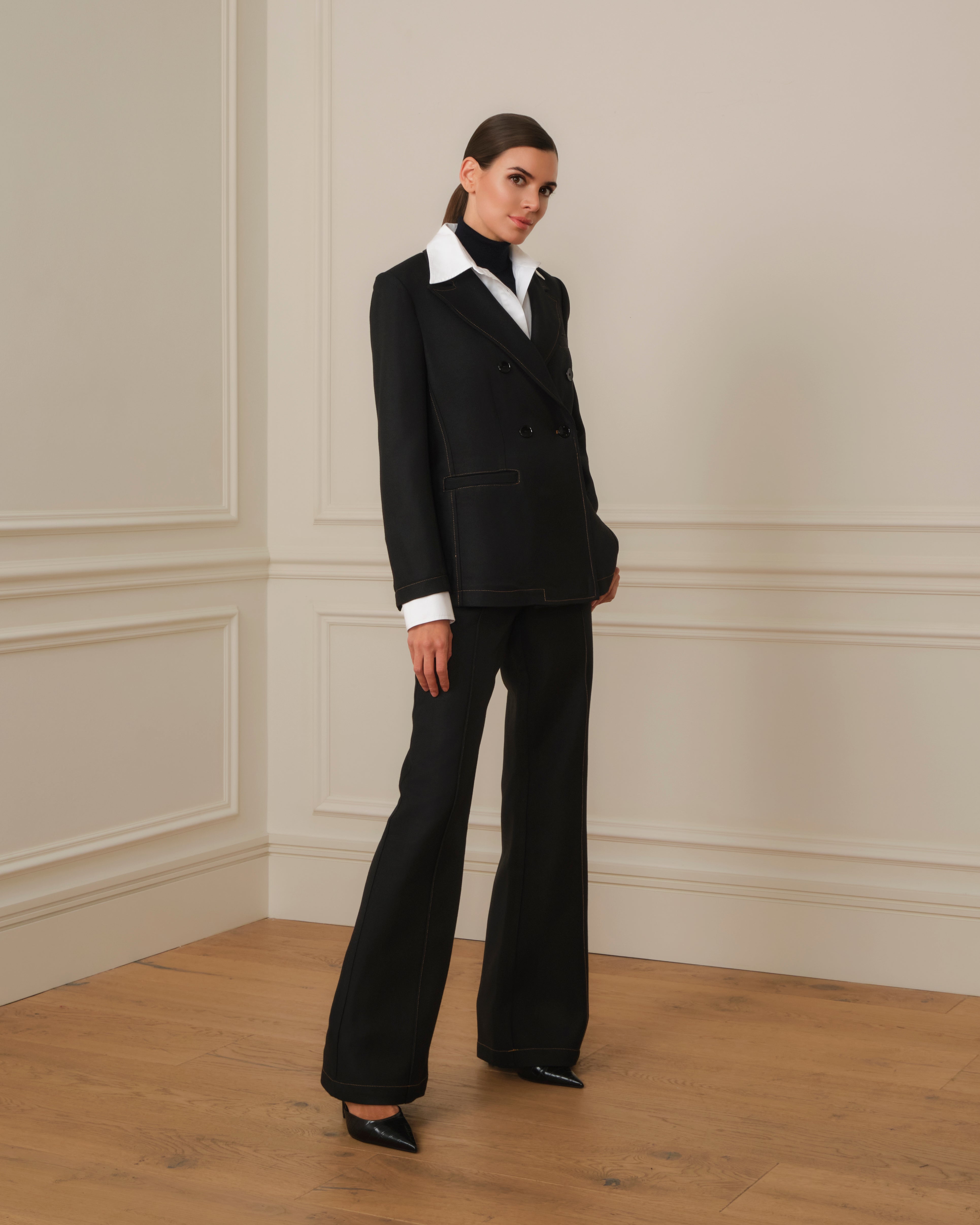 PANTALÓN FLARE CON COSTURAS VISTAS DENIM NEGRO