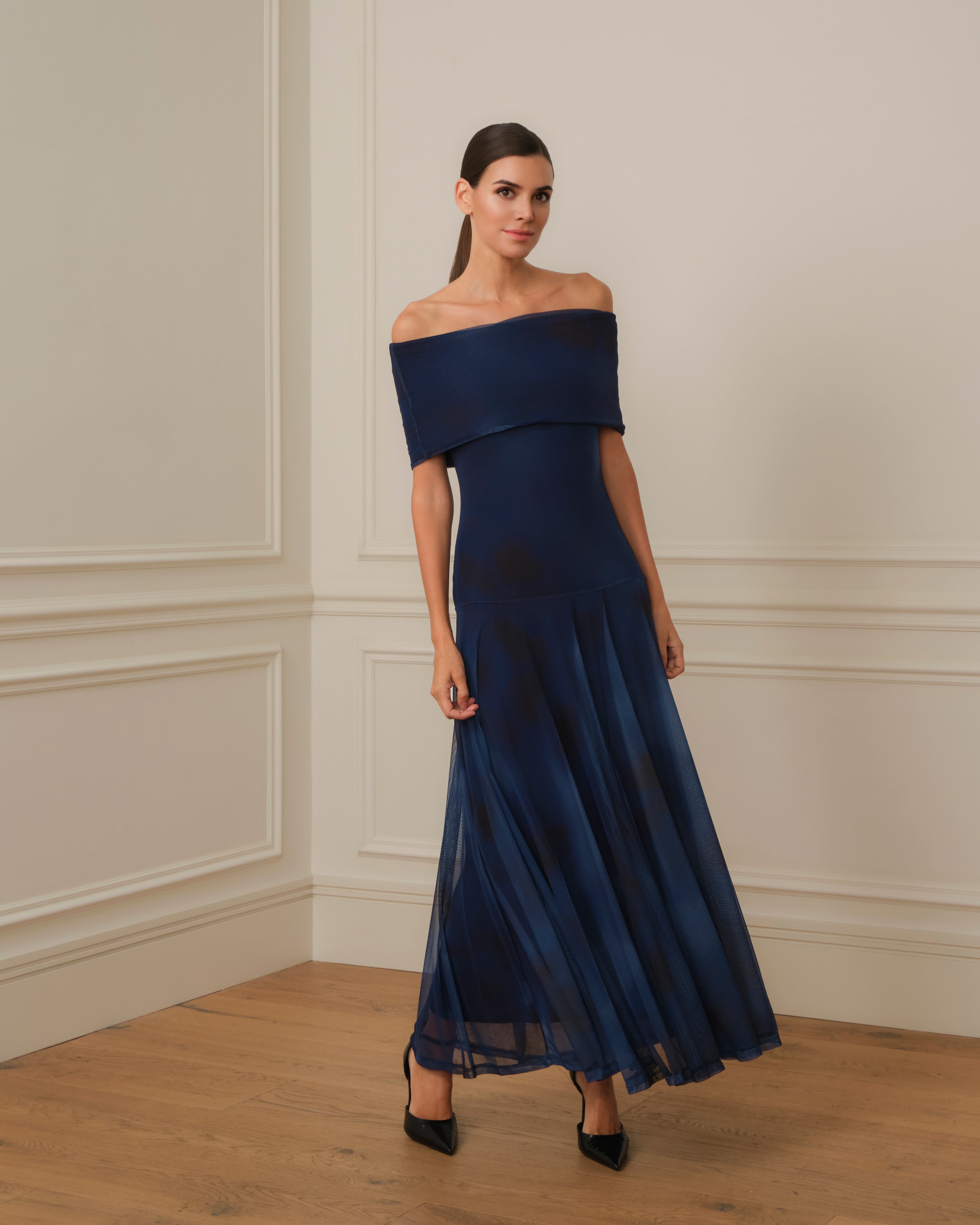 VESTIDO OFF SHOULDER DE TUL AZUL