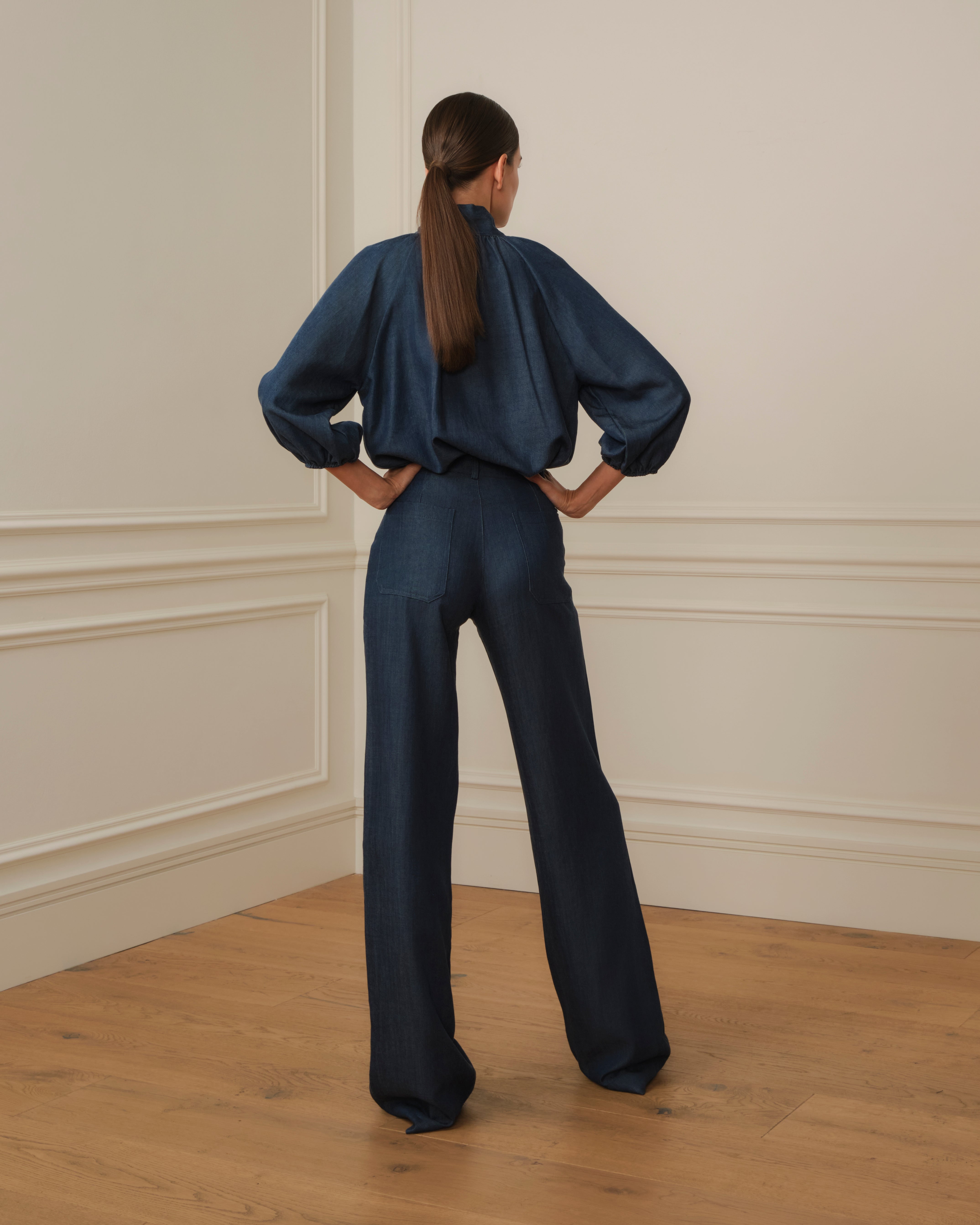 PANTALÓN FLARE CON BOLSILLOS DENIM