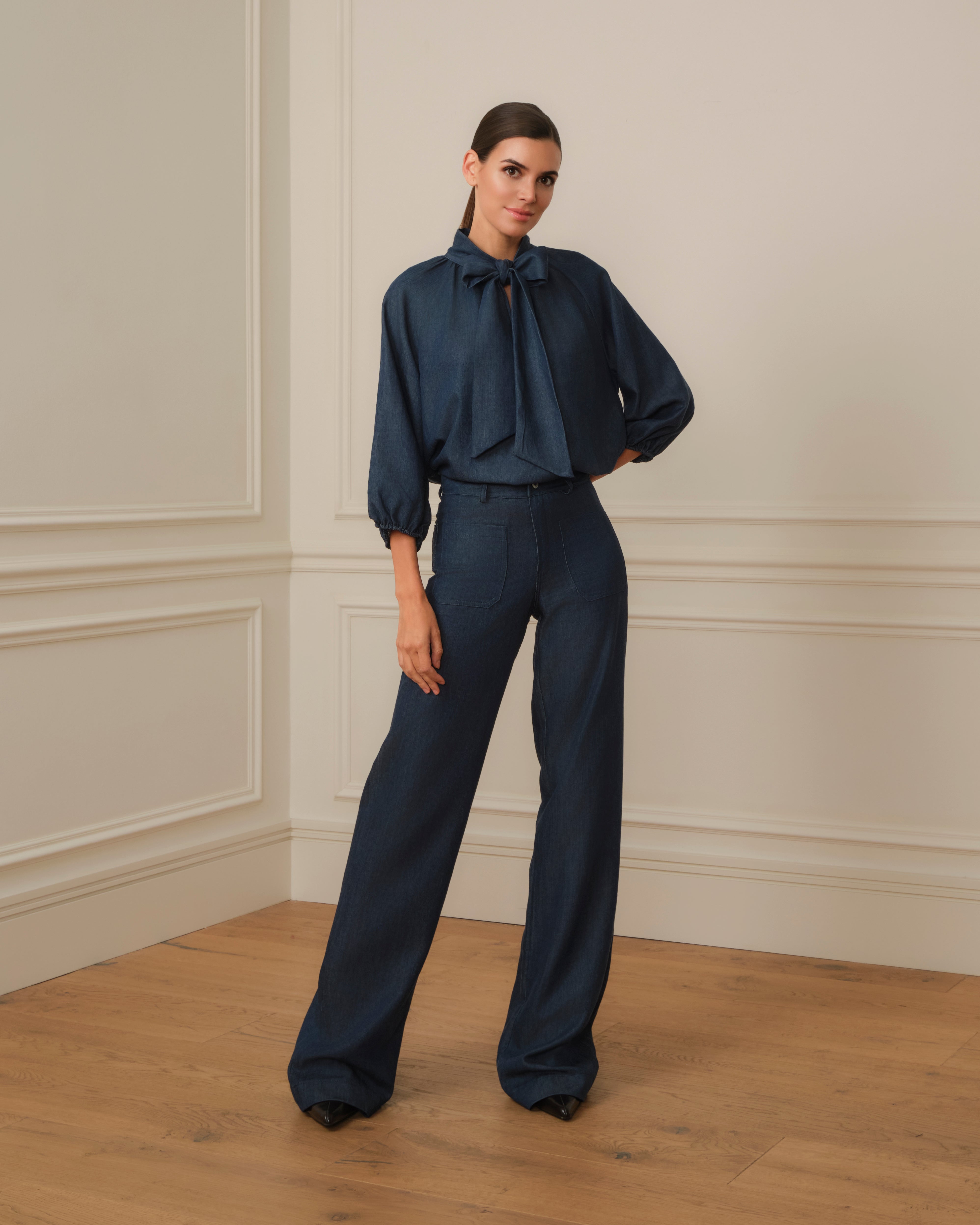 PANTALÓN FLARE CON BOLSILLOS DENIM