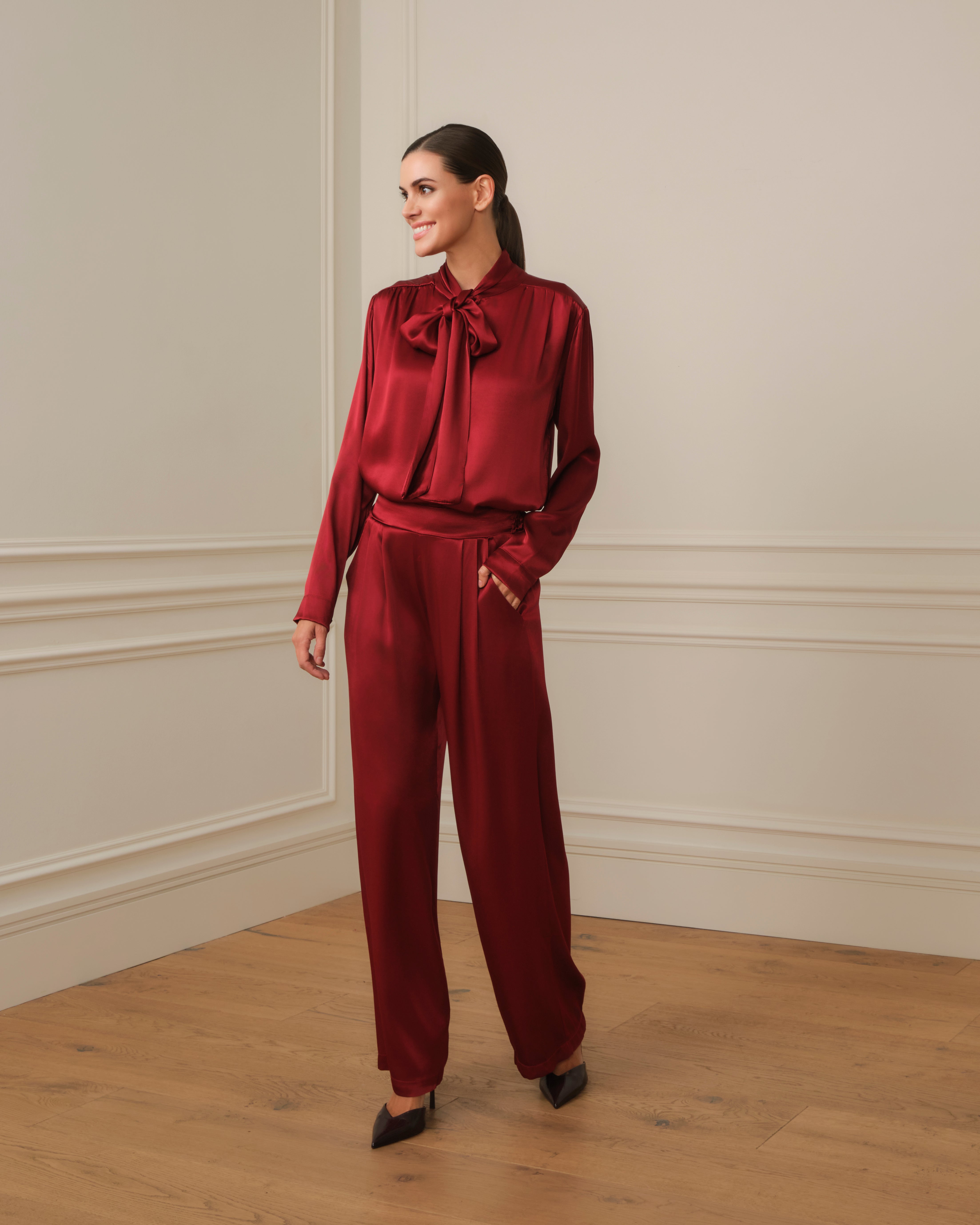 CAMISA SATINADA CON LAZADA EN CUELLO GRANATE