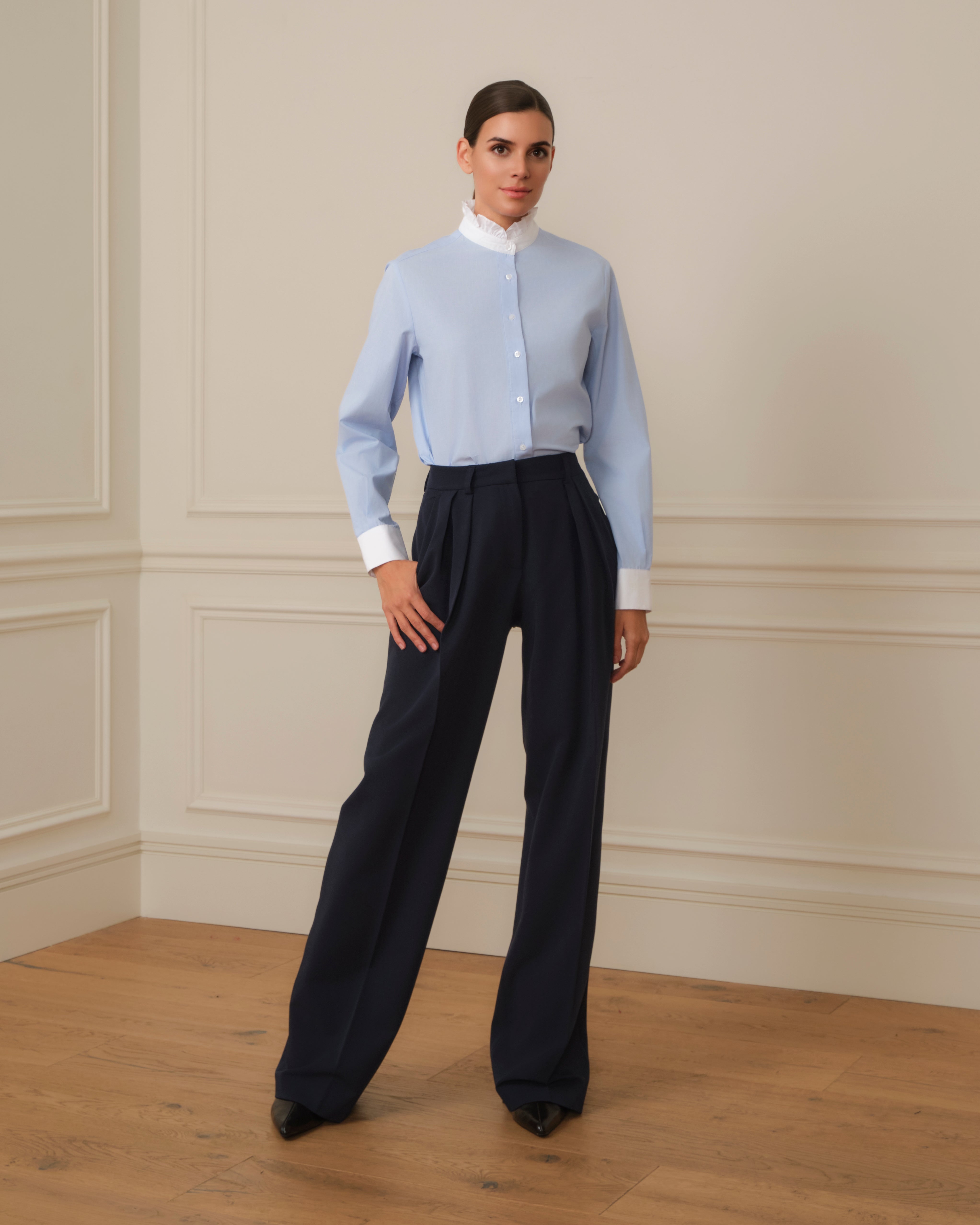 CAMISA CON CUELLO ALTO DE VOLANTES AZUL