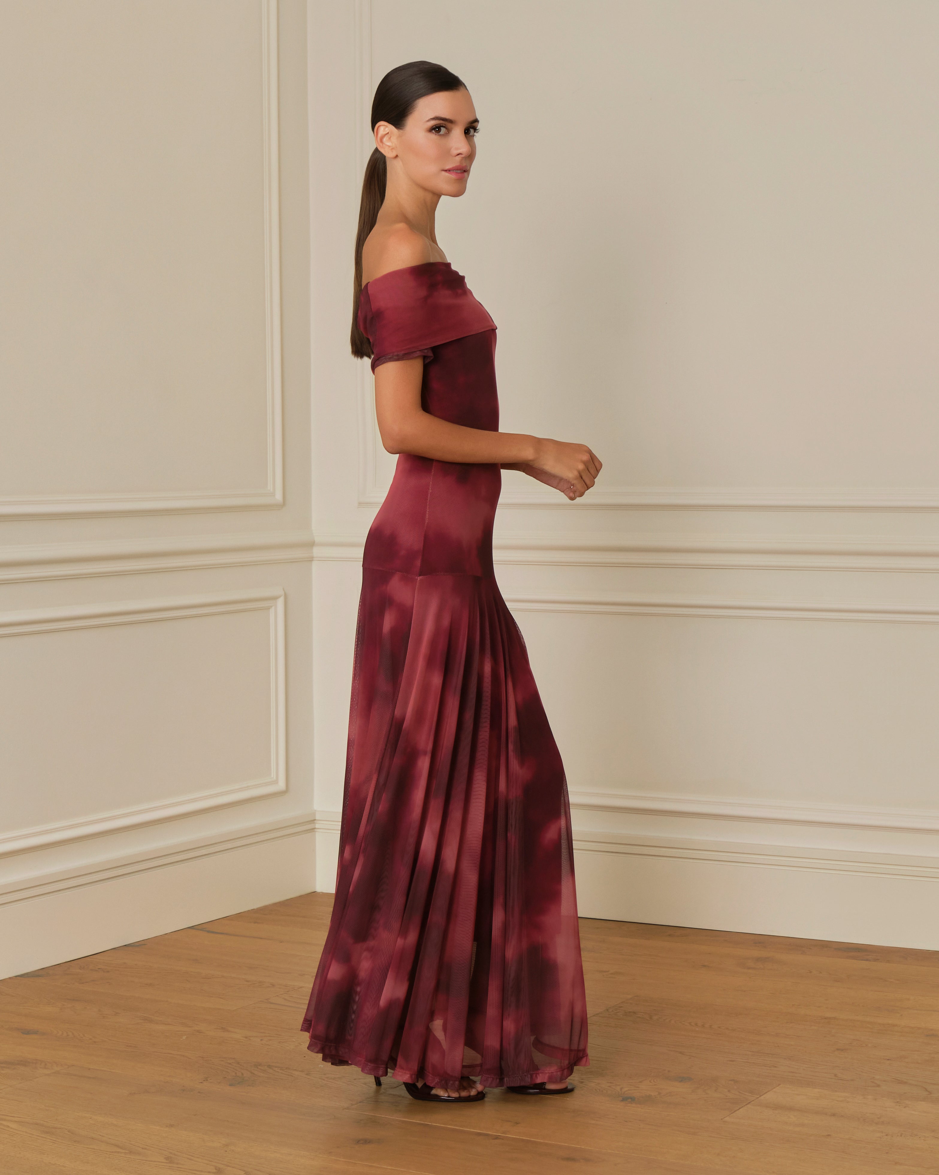VESTIDO OFF SHOULDER DE TUL BURDEOS