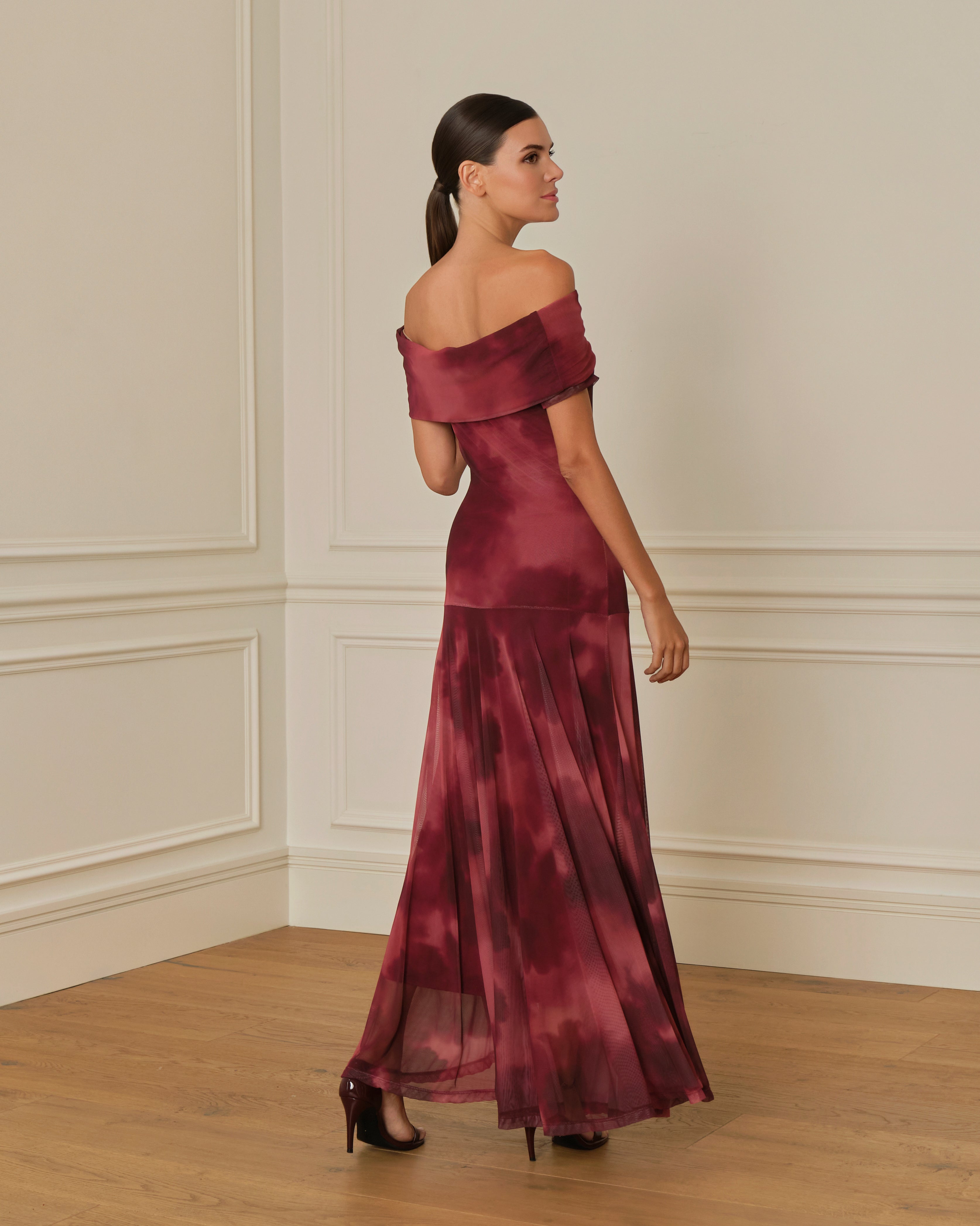 VESTIDO OFF SHOULDER DE TUL BURDEOS