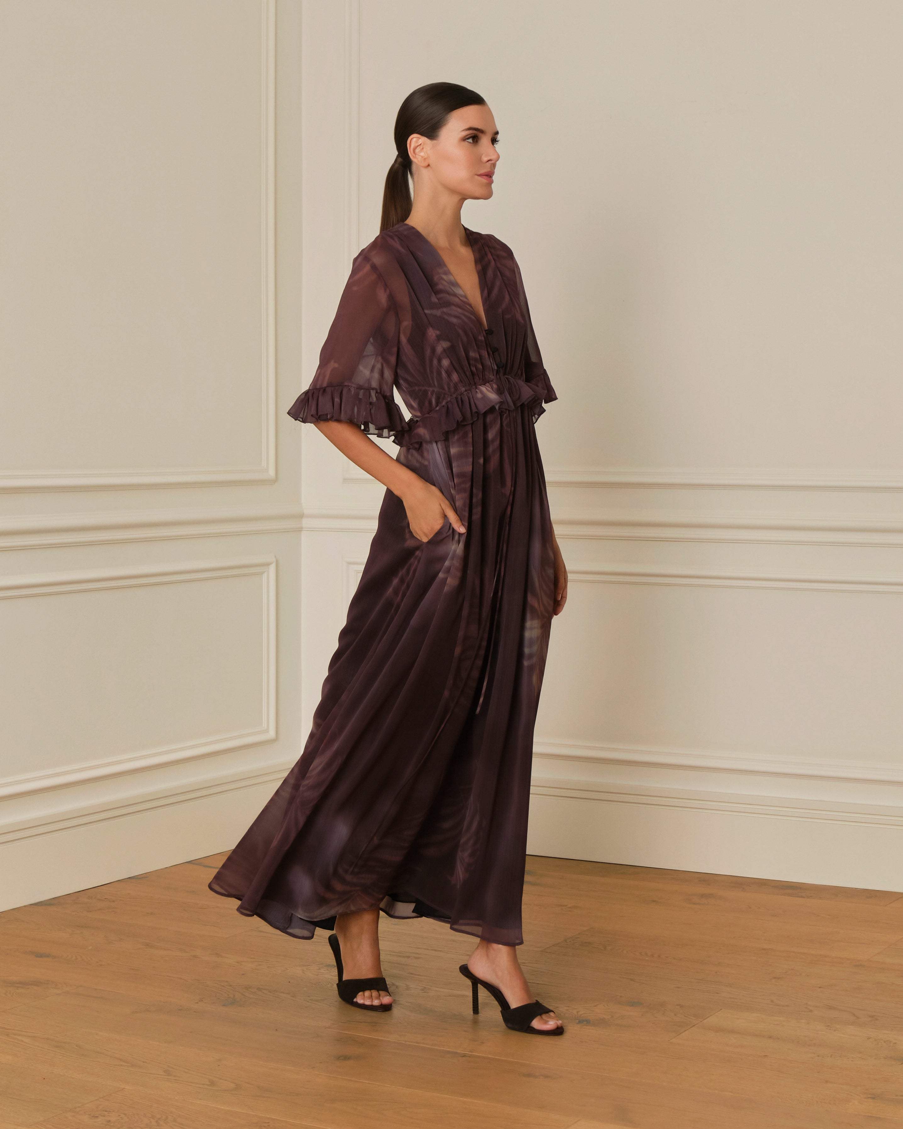 PRE-ORDER VESTIDO MIDI CON VOLANTES BERENJENA