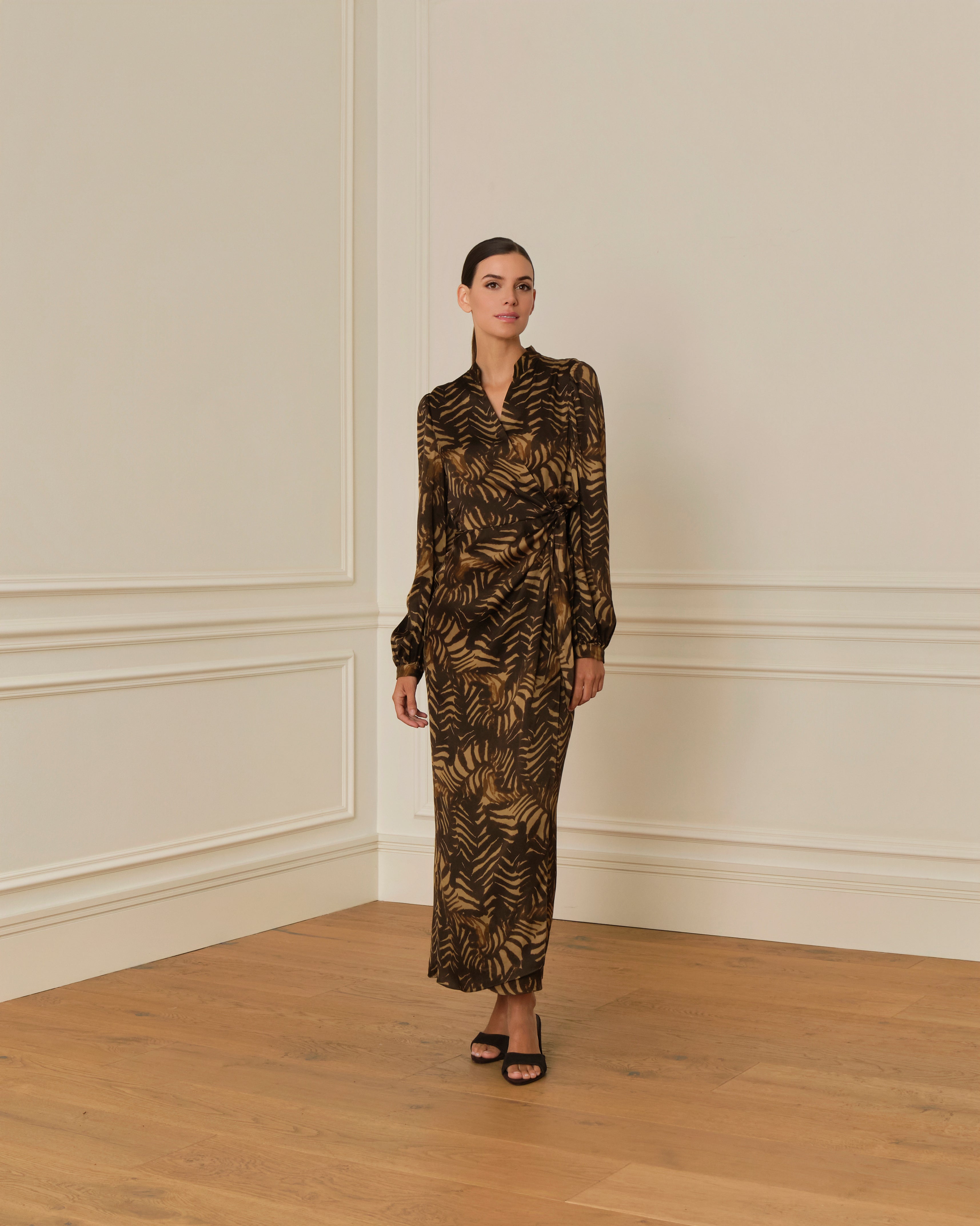 PRE-ORDER VESTIDO MIDI CRUZADO CON ESTAMPADO MARRÓN