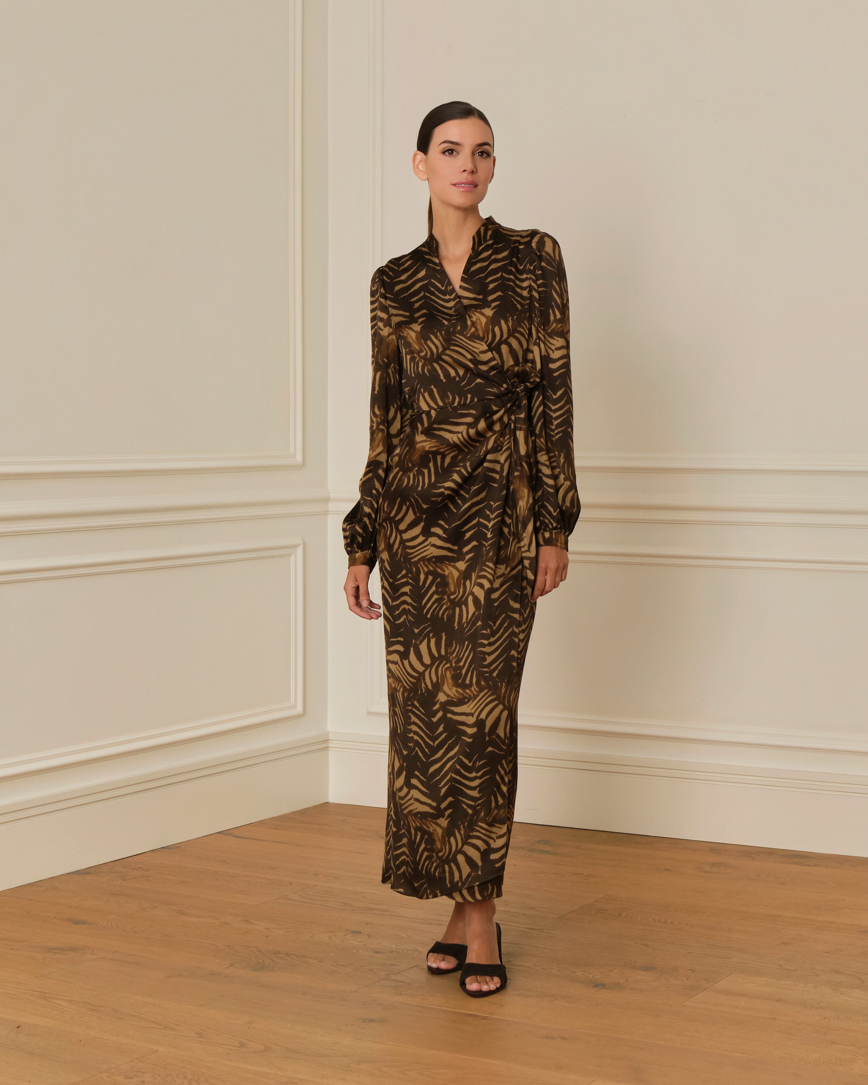 PRE-ORDER VESTIDO MIDI CRUZADO CON ESTAMPADO MARRÓN