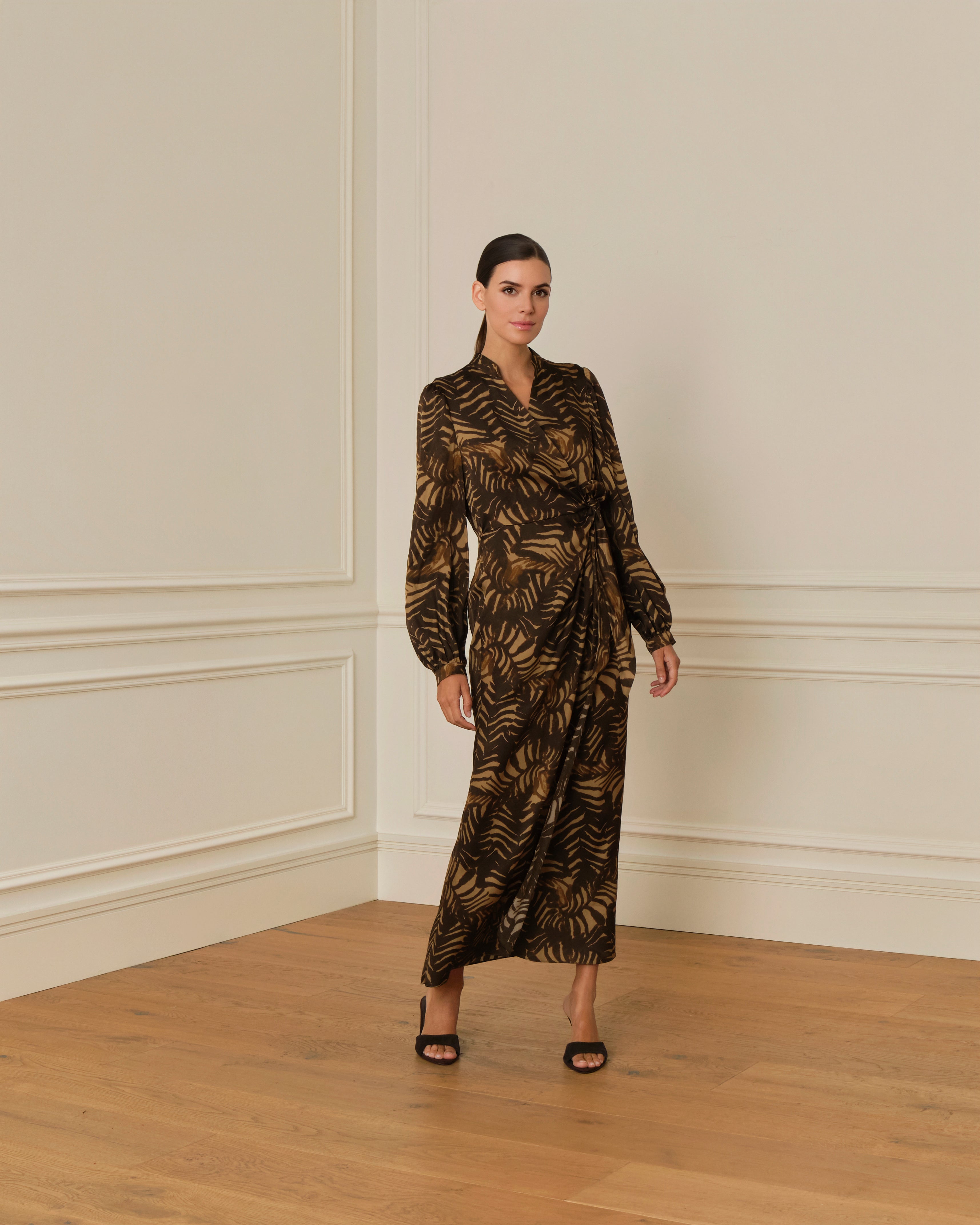 PRE-ORDER VESTIDO MIDI CRUZADO CON ESTAMPADO MARRÓN