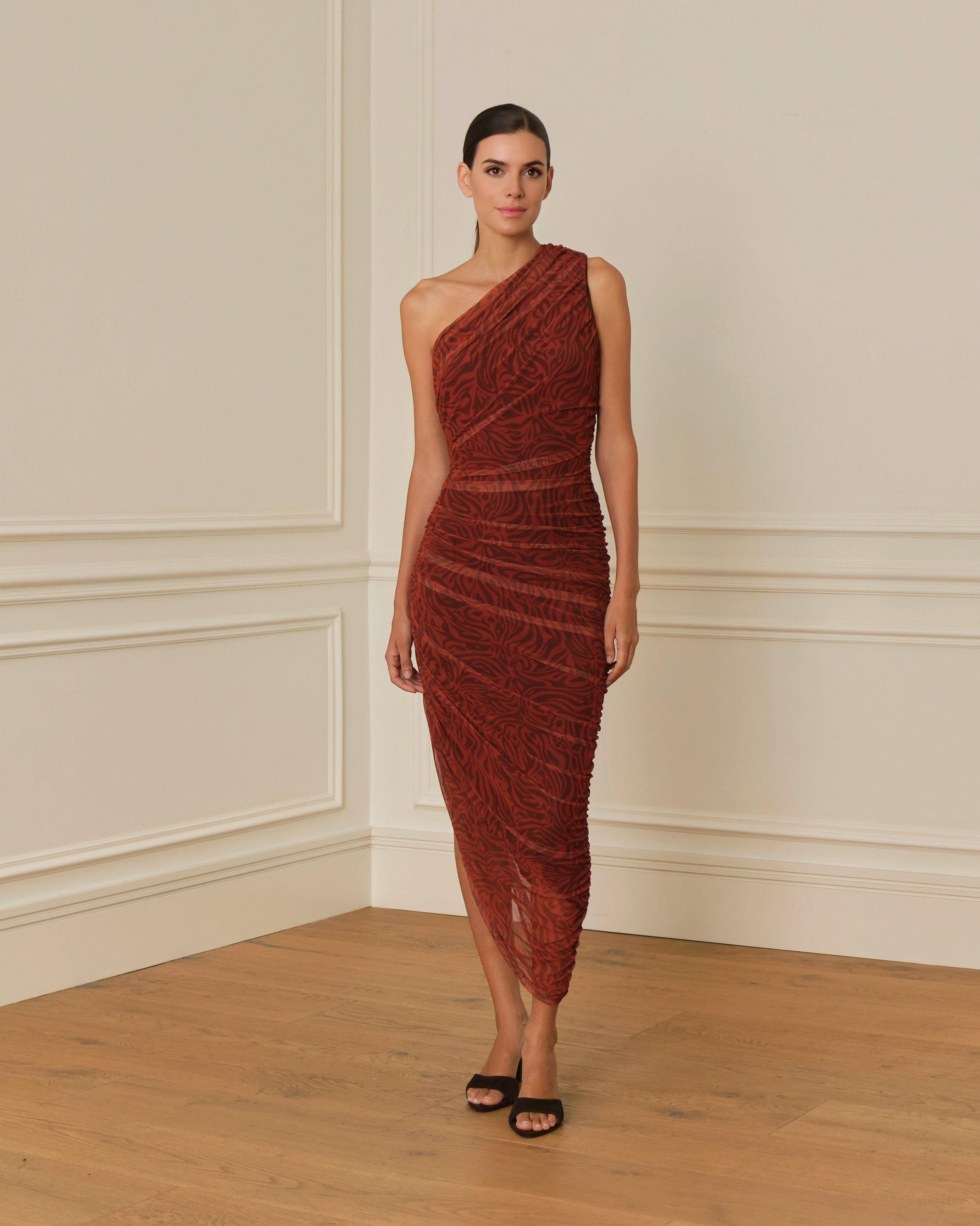 VESTIDO ASIMÉTRICO CON DRAPEADO EN TUL TEJA