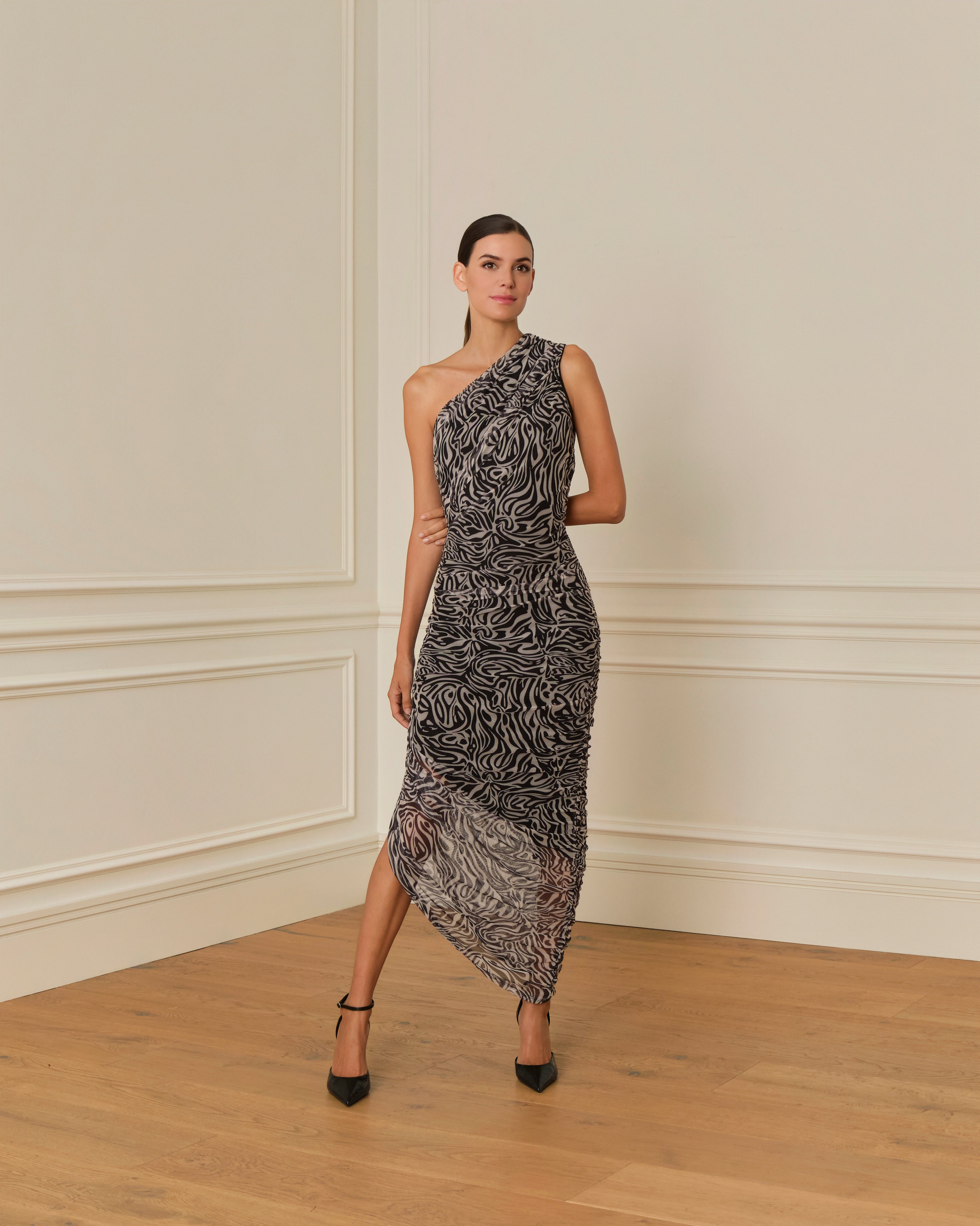 VESTIDO ASIMÉTRICO CON DRAPEADO EN TUL NEGRO
