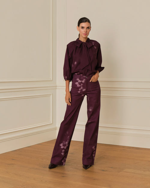 PANTALÓN FLARE CON ESTAMPADO FLORAL MORADO