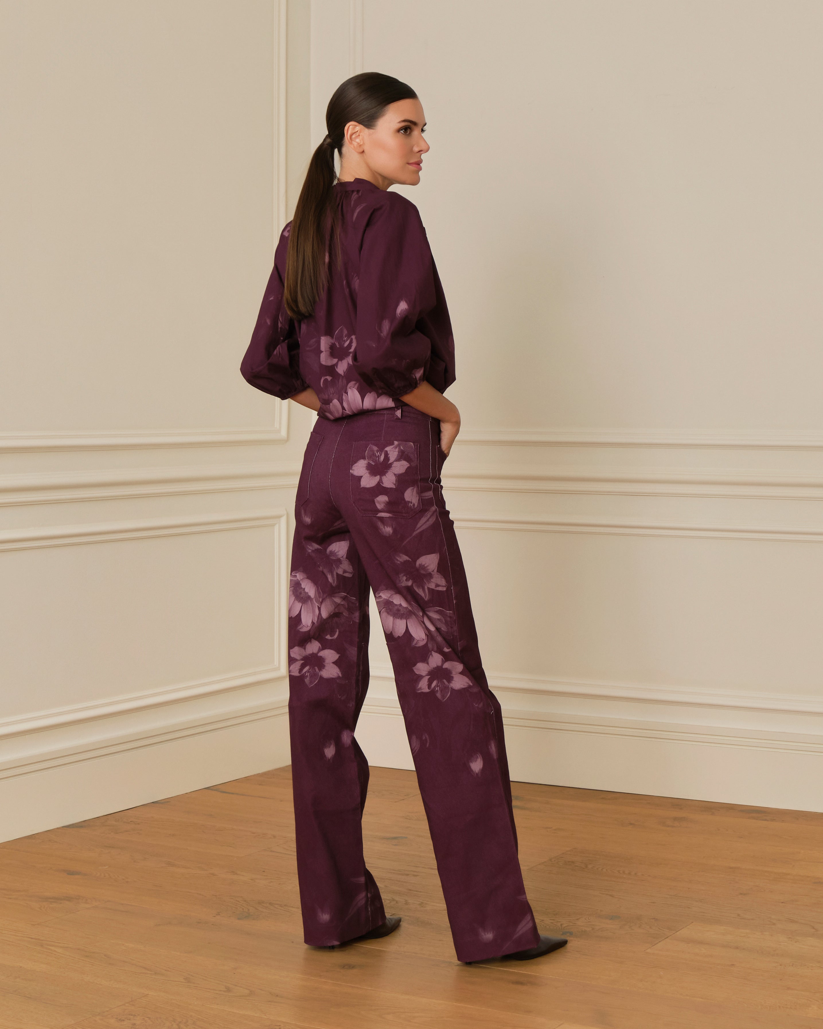 PANTALÓN FLARE CON ESTAMPADO FLORAL MORADO
