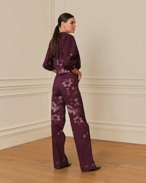 PANTALÓN FLARE CON ESTAMPADO FLORAL MORADO