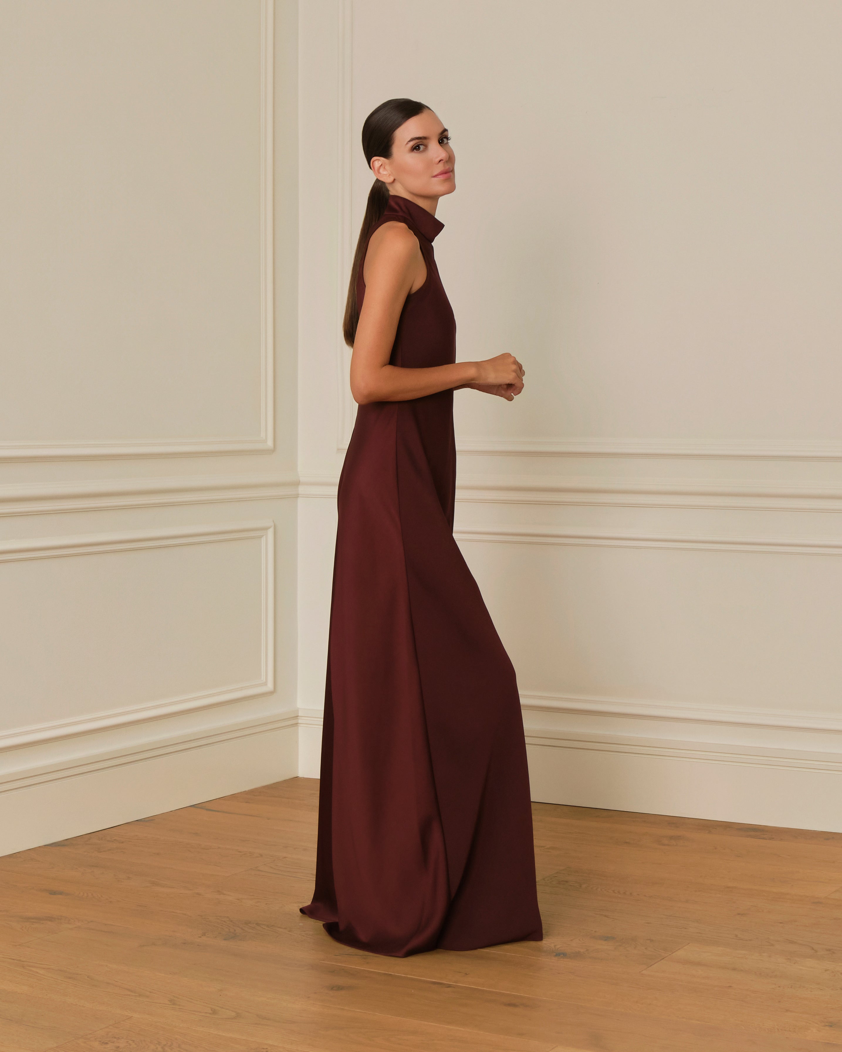 VESTIDO LARGO DE CUELLO HALTER GRANATE