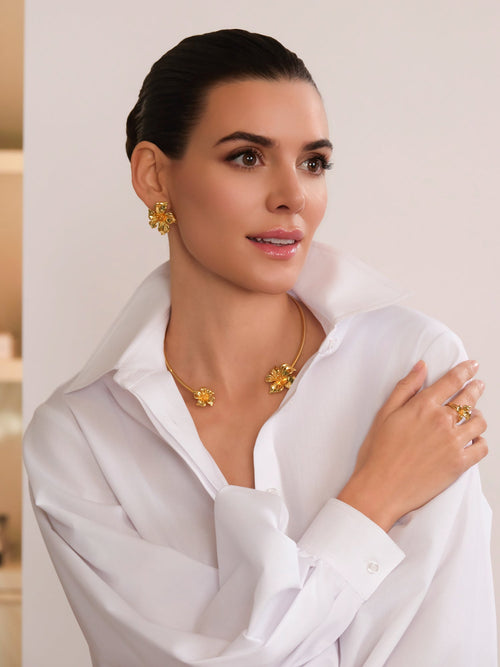 FLOR DE ALMENDRO COLLAR DORADO