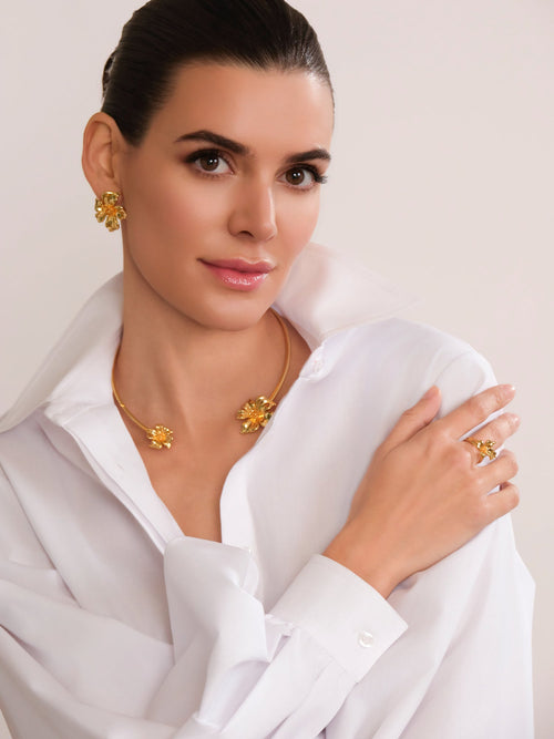 FLOR DE ALMENDRO COLLAR DORADO